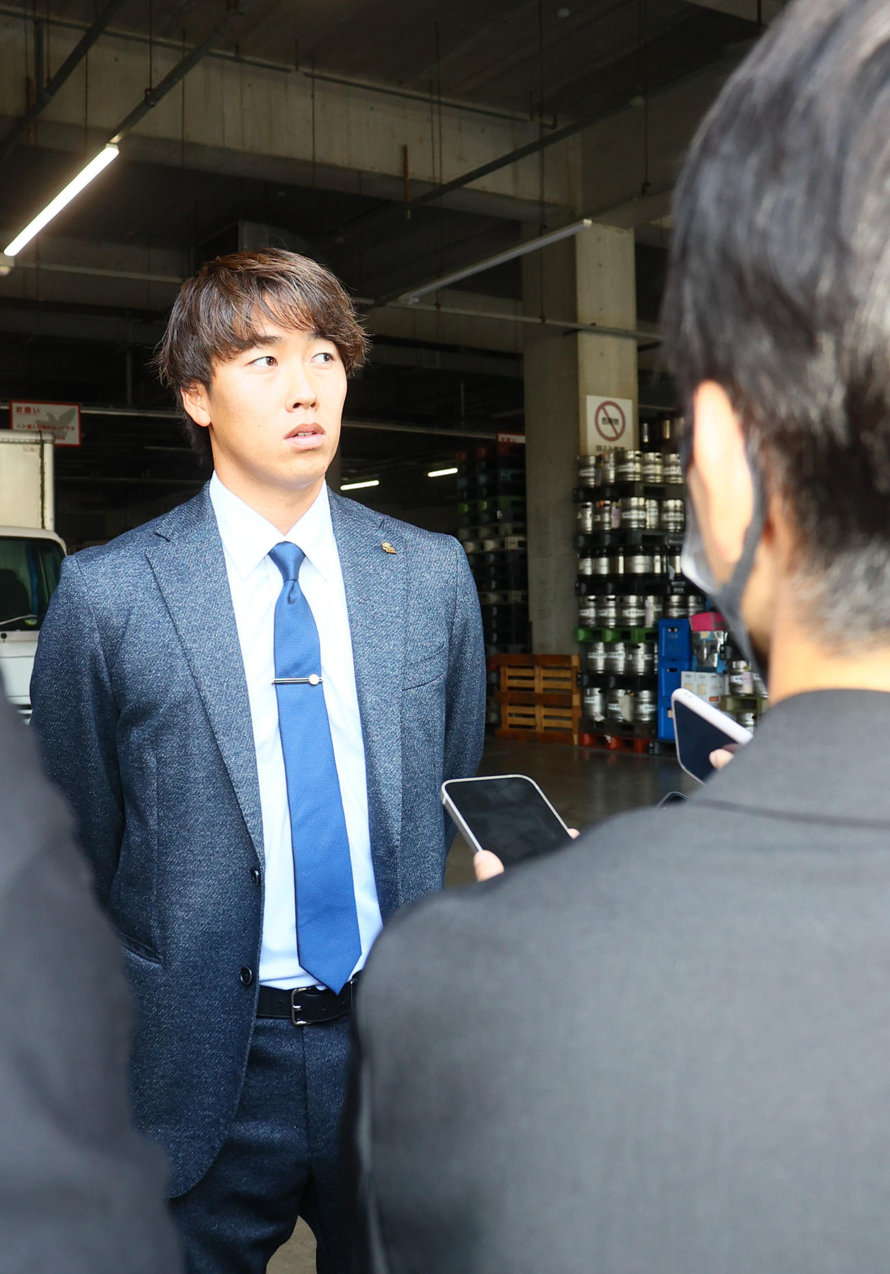 球団事務所に訪れた中村亮（撮影・鬼束羽瑠菜）