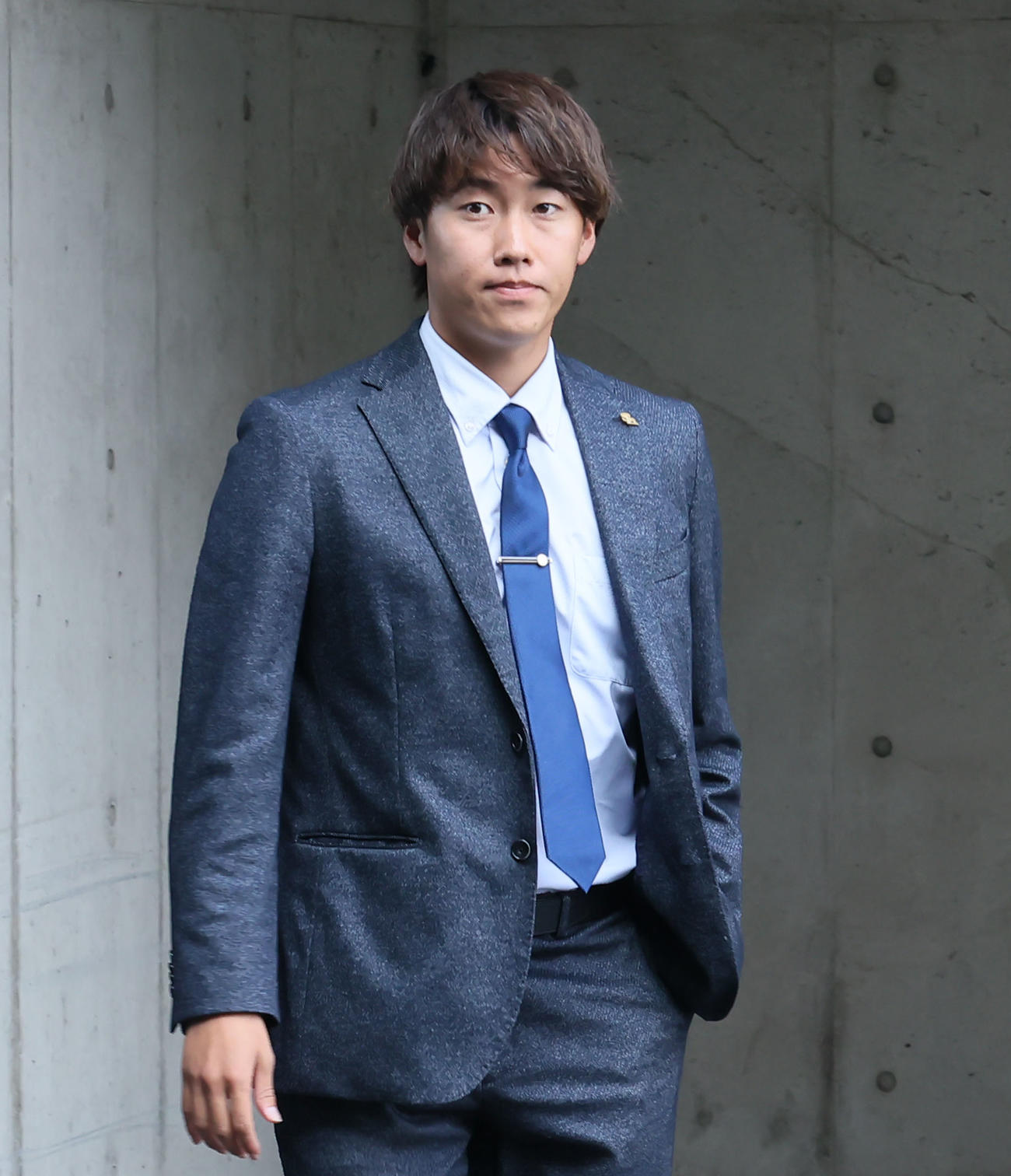 球団事務所に訪れた中村亮（撮影・鬼束羽瑠菜）