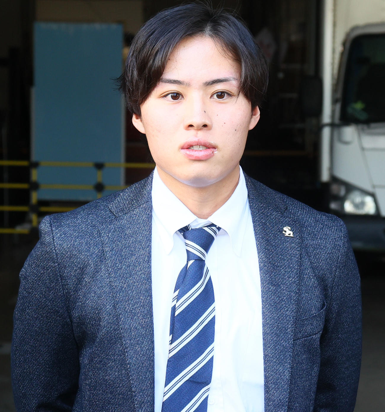 球団事務所に訪れた川原田（撮影・鬼束羽瑠菜）