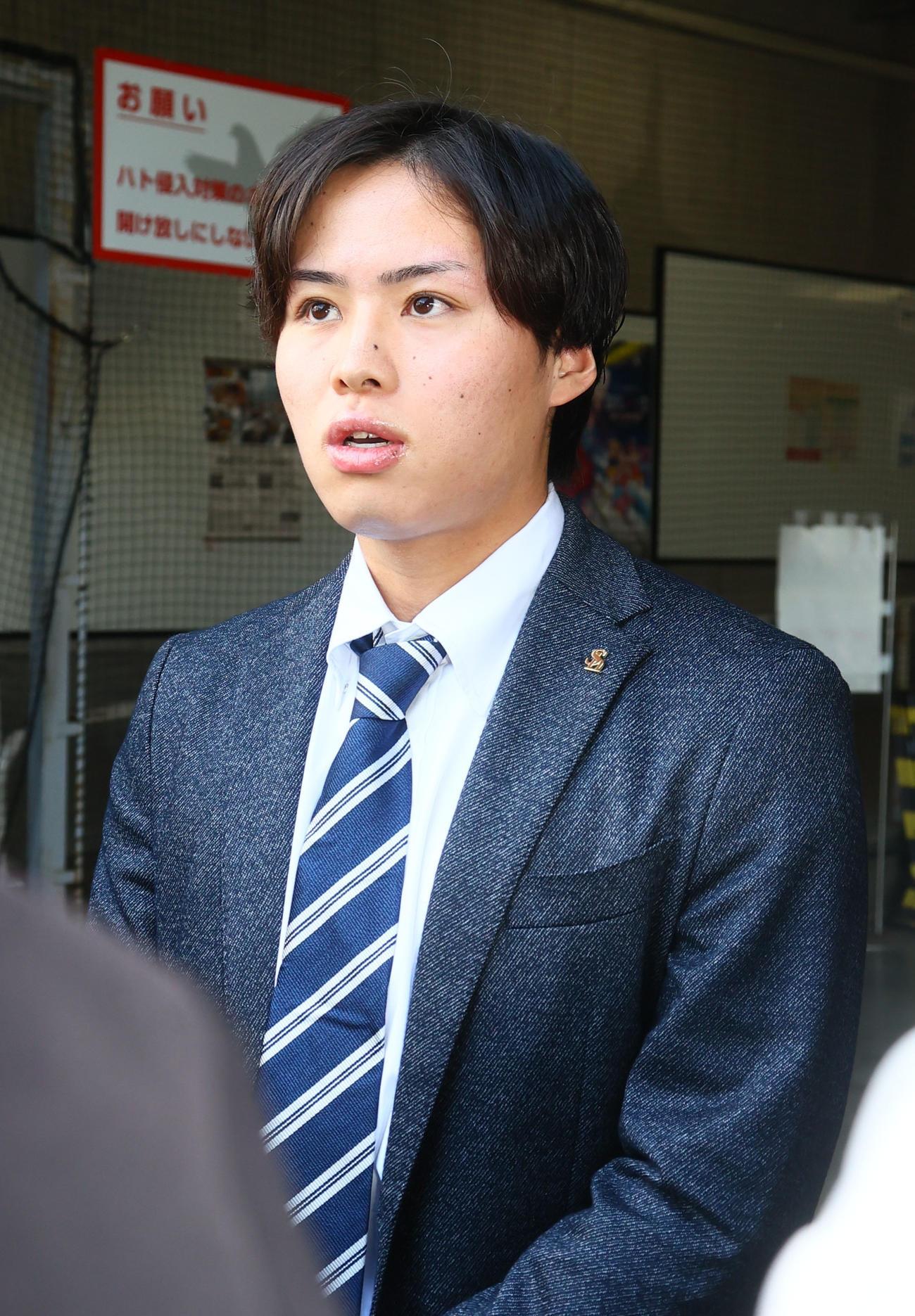 球団事務所に訪れた川原田（撮影・鬼束羽瑠菜）