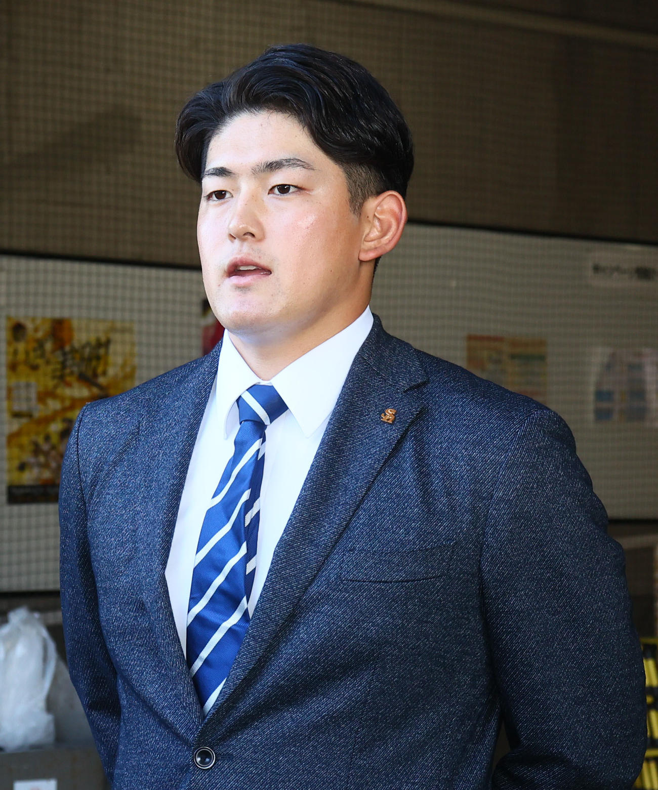 球団事務所に訪れた風間（撮影・鬼束羽瑠菜）