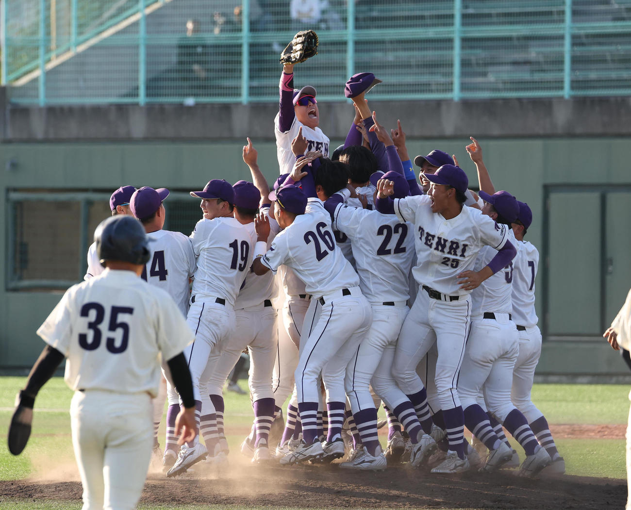 大商大対天理大　優勝して神宮行きを決めて歓喜の輪を作る天理大ナイン（撮影・白石智彦）