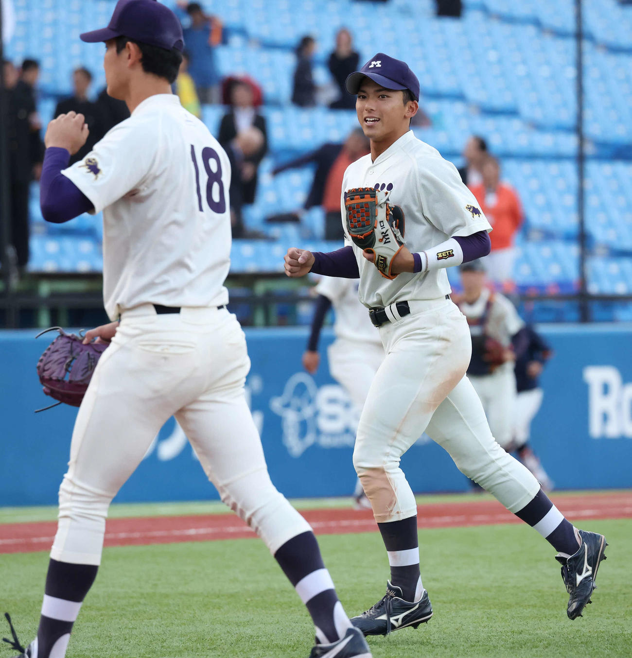 法大対明大　法大を破って、9回を締めた浅利（手前）に声をかける明大宗山（撮影・丹羽敏通）