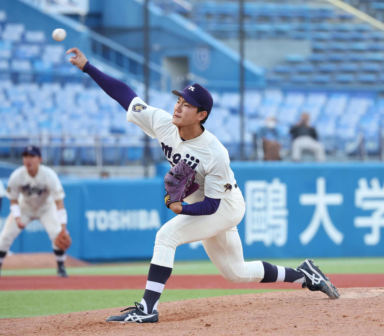 法大対明大　9回を3人で締めた明大浅利（撮影・丹羽敏通）