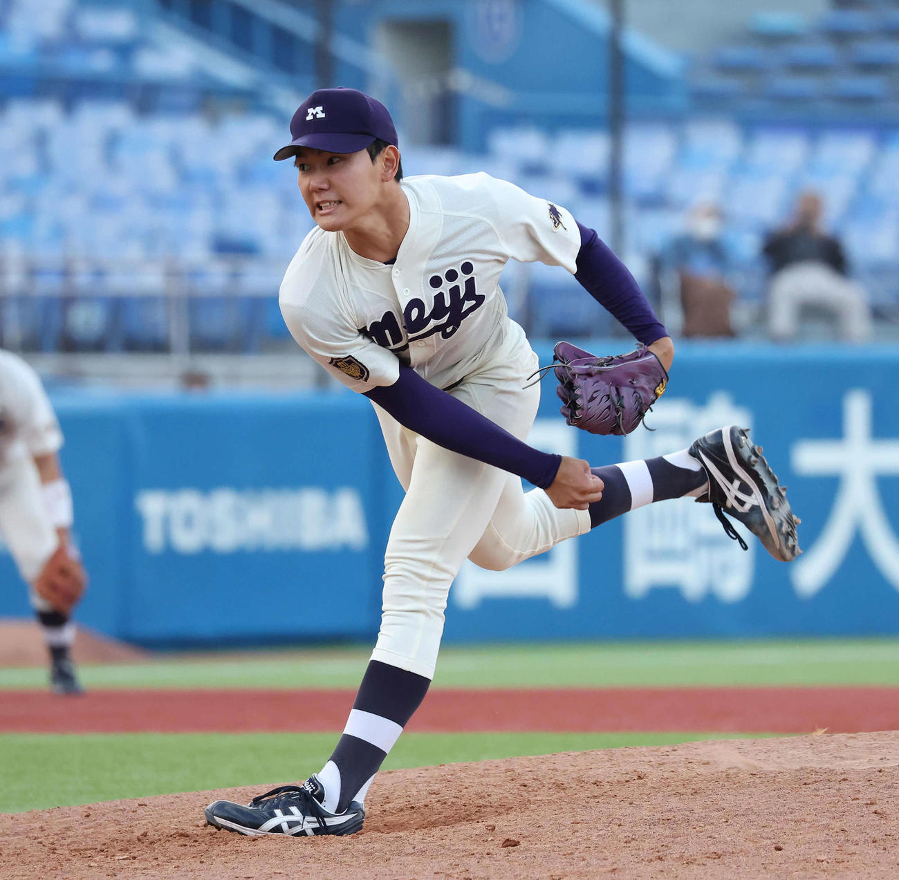 法大対明大　9回を3人で締めた明大浅利（撮影・丹羽敏通）