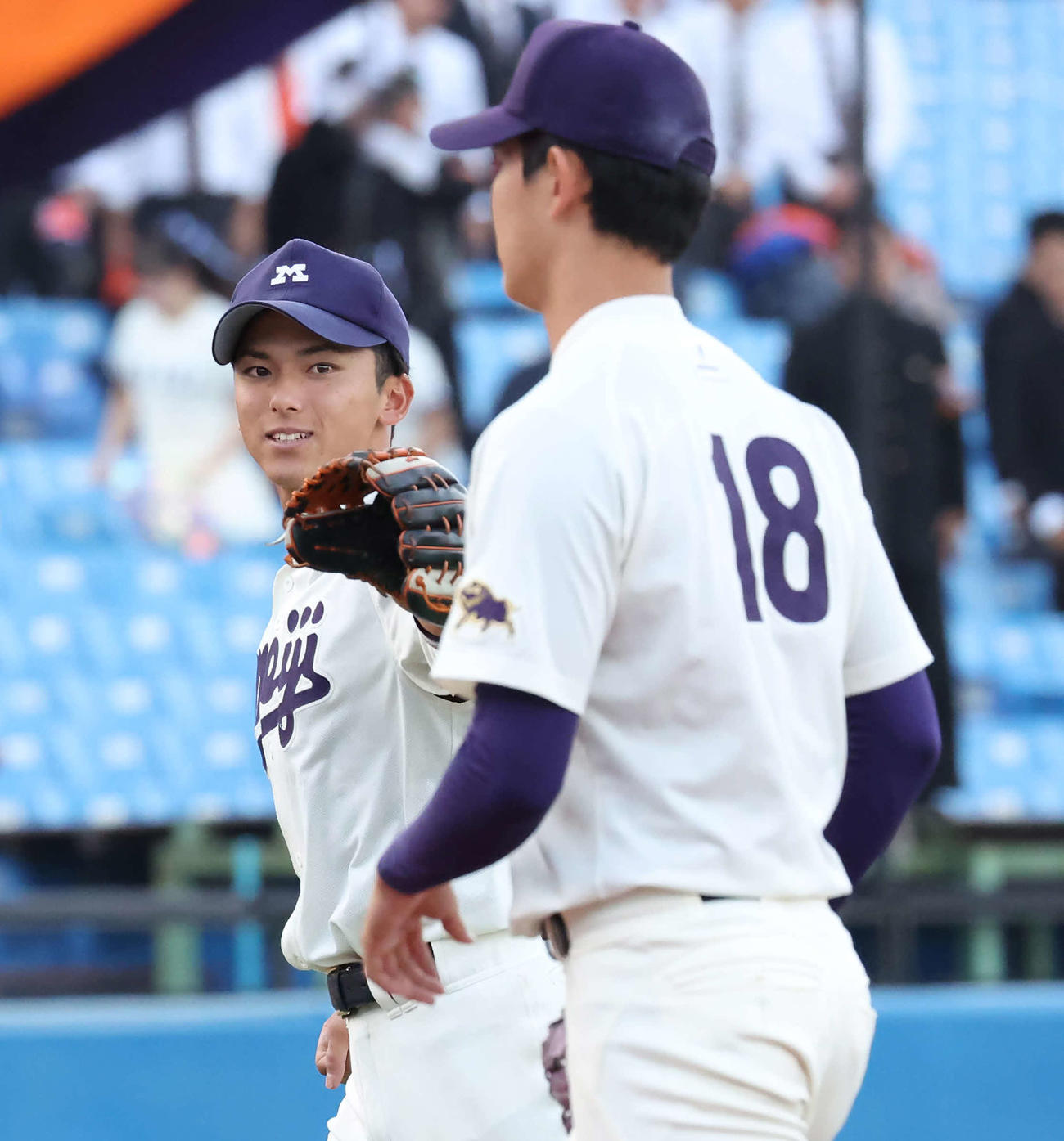 法大対明大　法大を破って、9回を締めた浅利（手前）に声をかける明大宗山（撮影・丹羽敏通）
