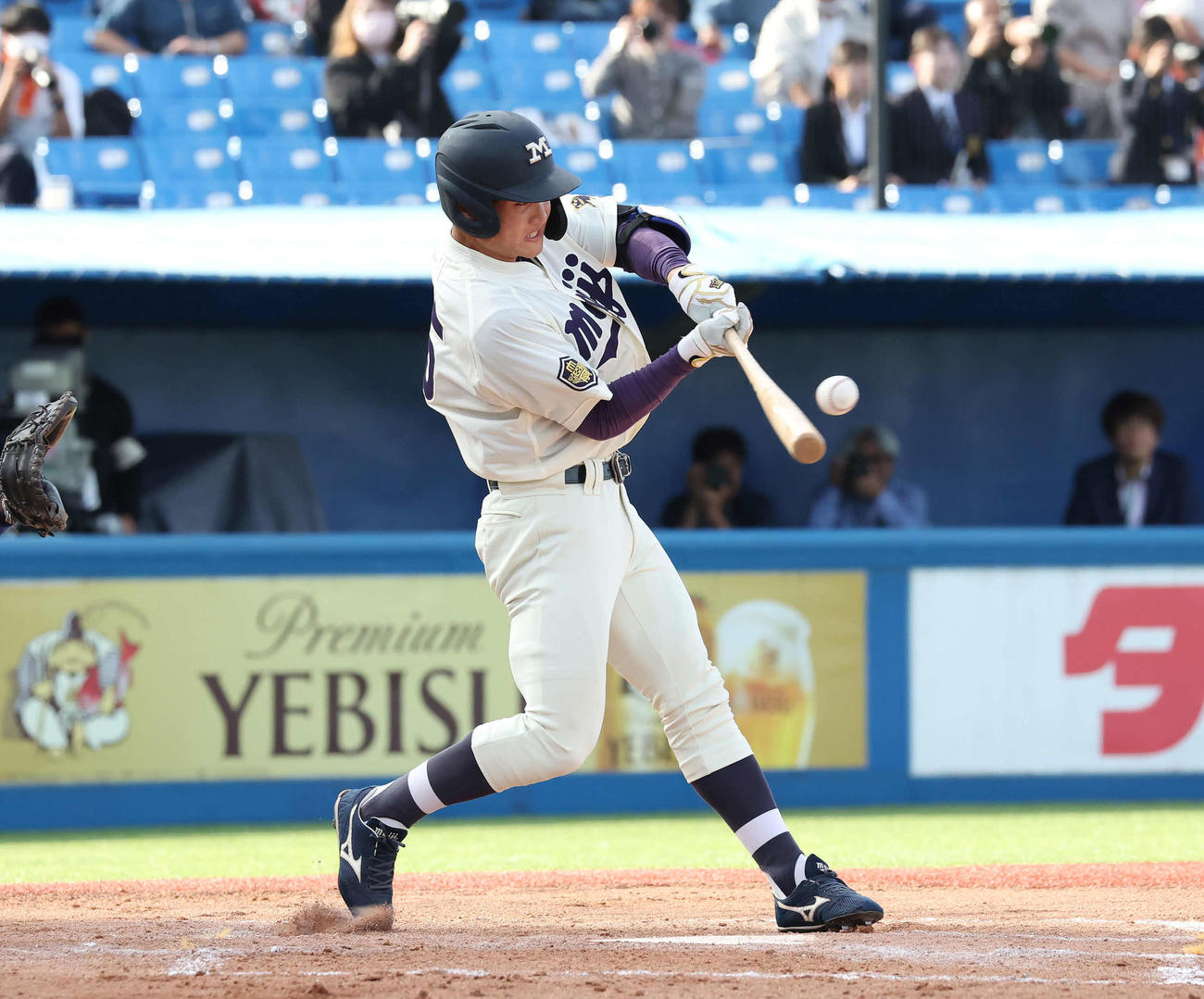 法大対明大　6回裏明大2死一塁、杉崎は左中間に適時二塁打を放つ（撮影・丹羽敏通）