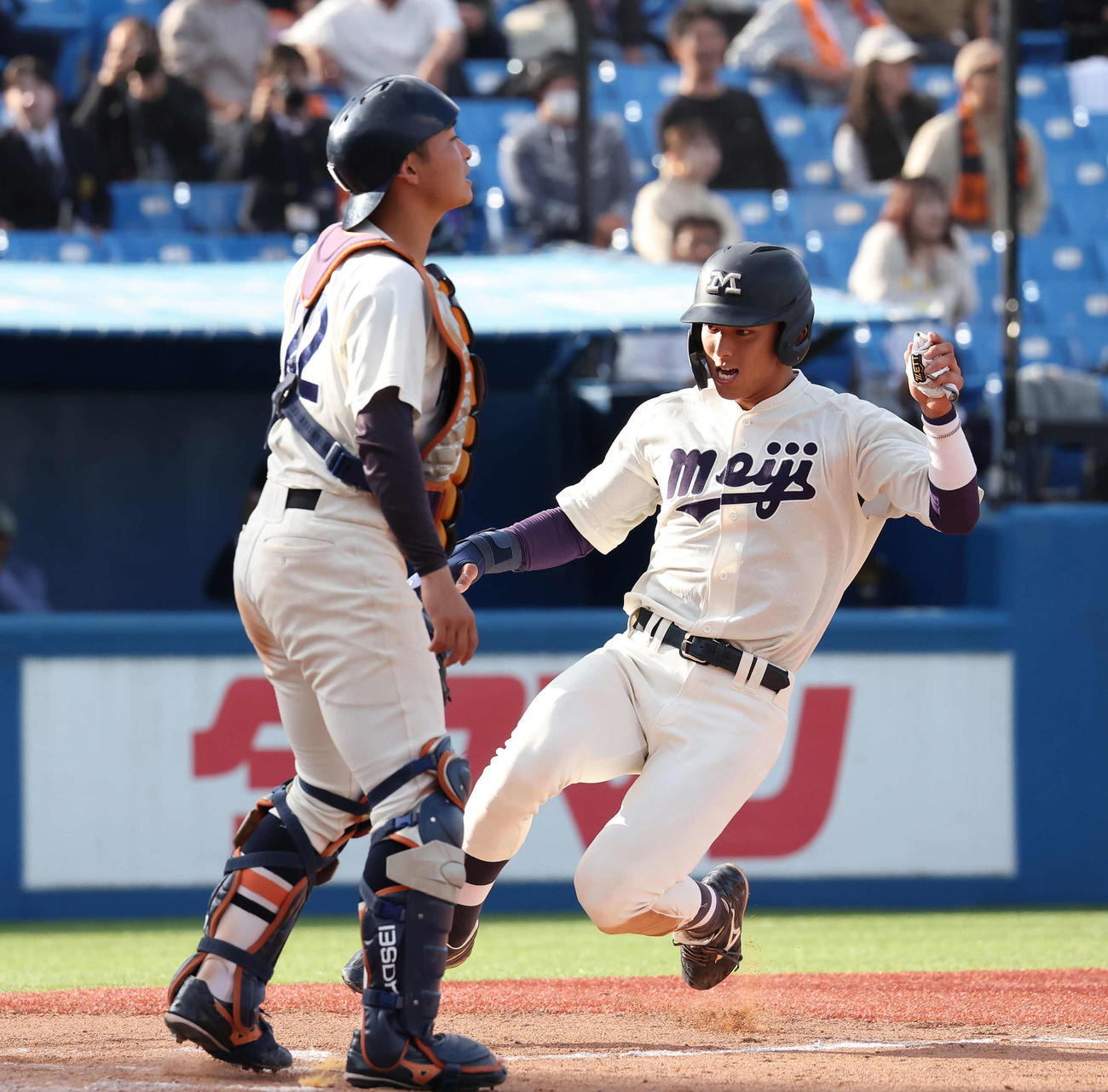 法大対明大　6回裏明大2死一塁、杉崎の左中間適時二塁打で走者宗山が生還し追いつく。捕手中西祐（撮影・丹羽敏通）