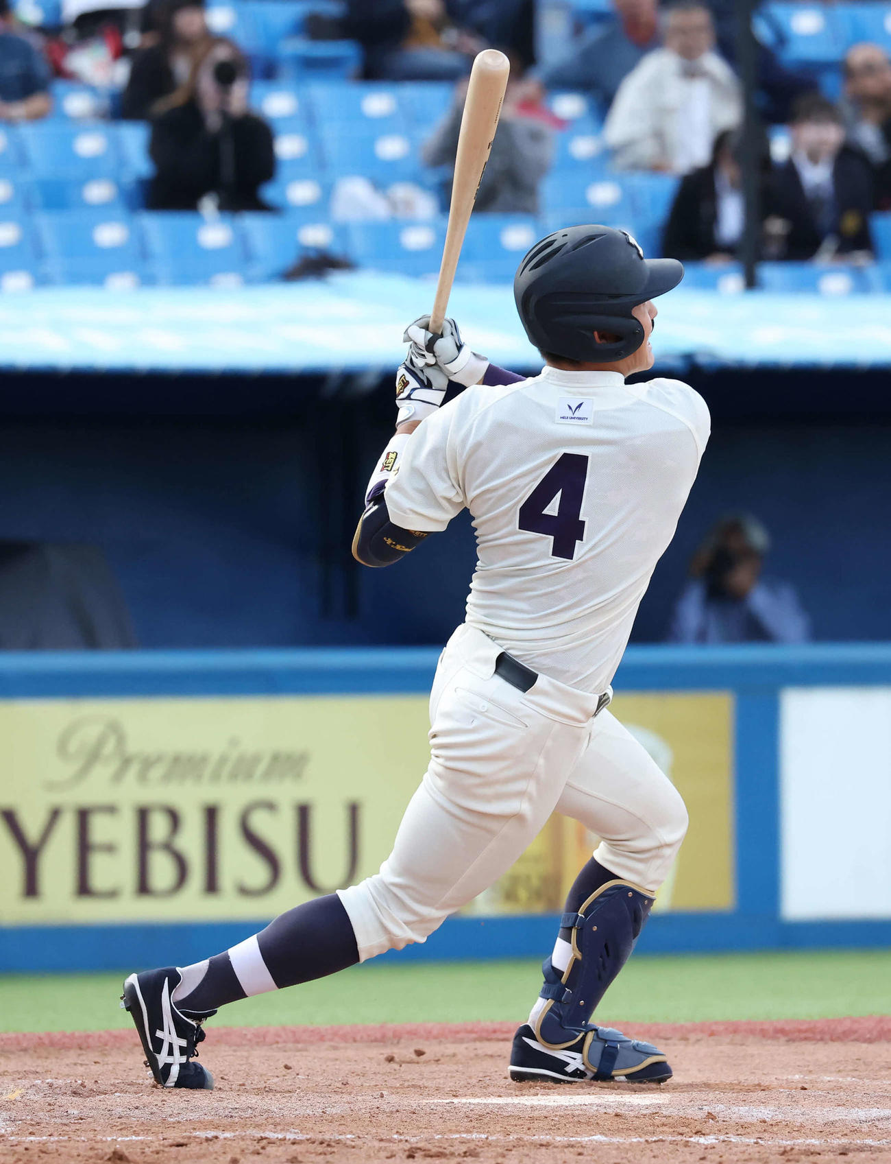 法大対明大　6回裏明大2死一、二塁、木本は左中間に3点本塁打を放つ（撮影・丹羽敏通）