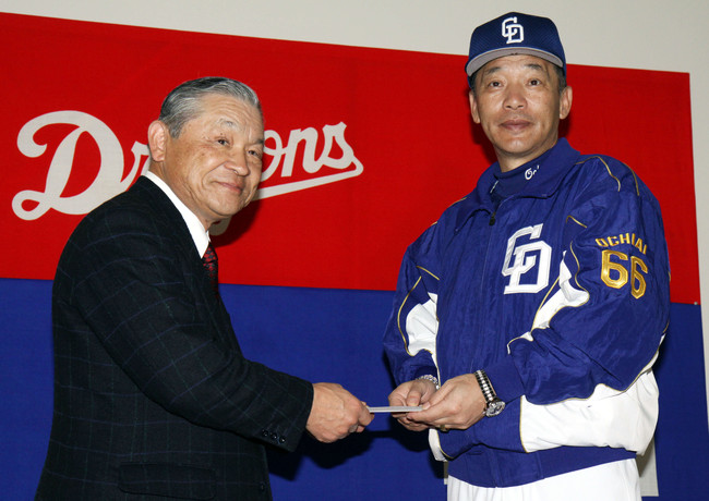 2010年中日春季キャンプ　球場に到着した白井文吾オーナー（左）が落合博満監督に激励金を手渡す（撮影・清水貴仁）