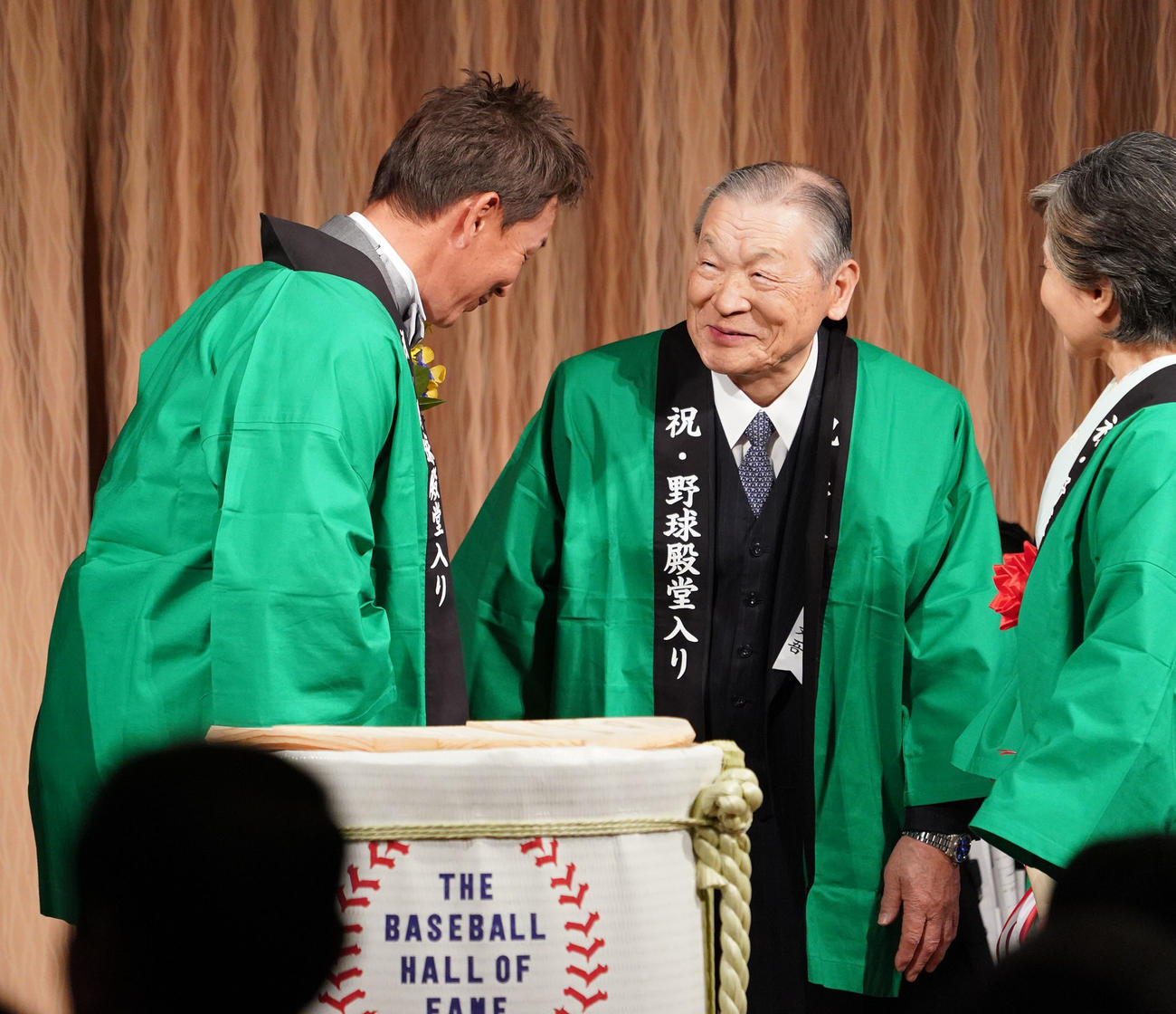 19年12月5日　立浪和義氏野球殿堂入りを祝う会　中日白井文吾オーナーから祝福の言葉をかけられる立浪和義