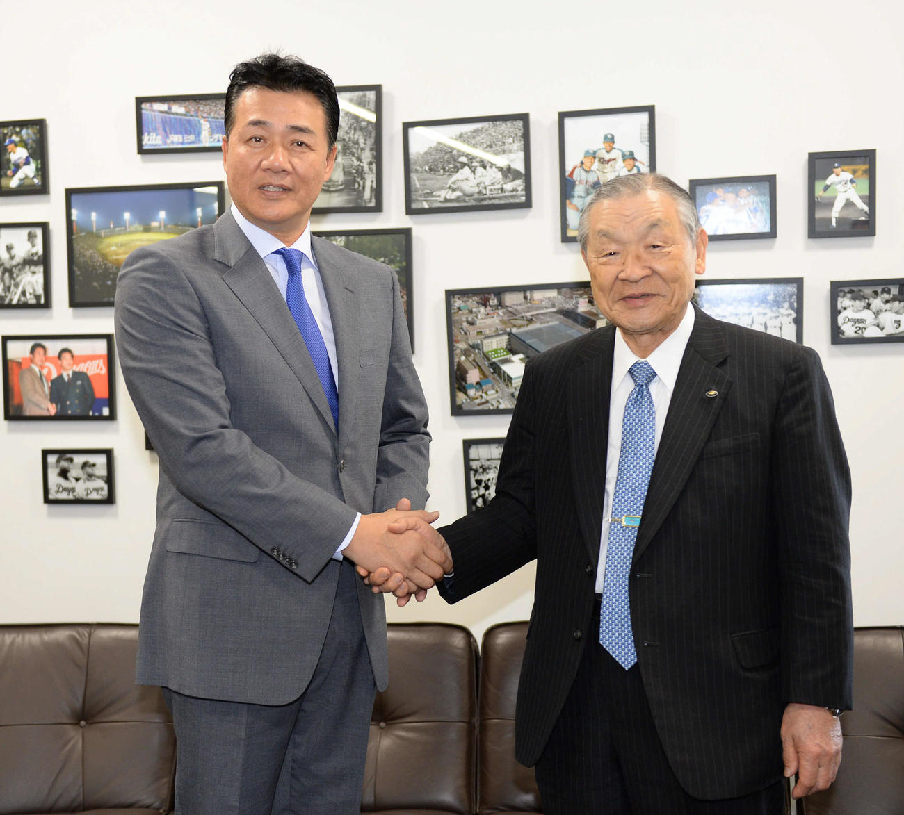 19年7月12日　前半戦報告のため事務所に訪れ白井文吾オーナー（右）と握手を交わす与田剛監督（左）