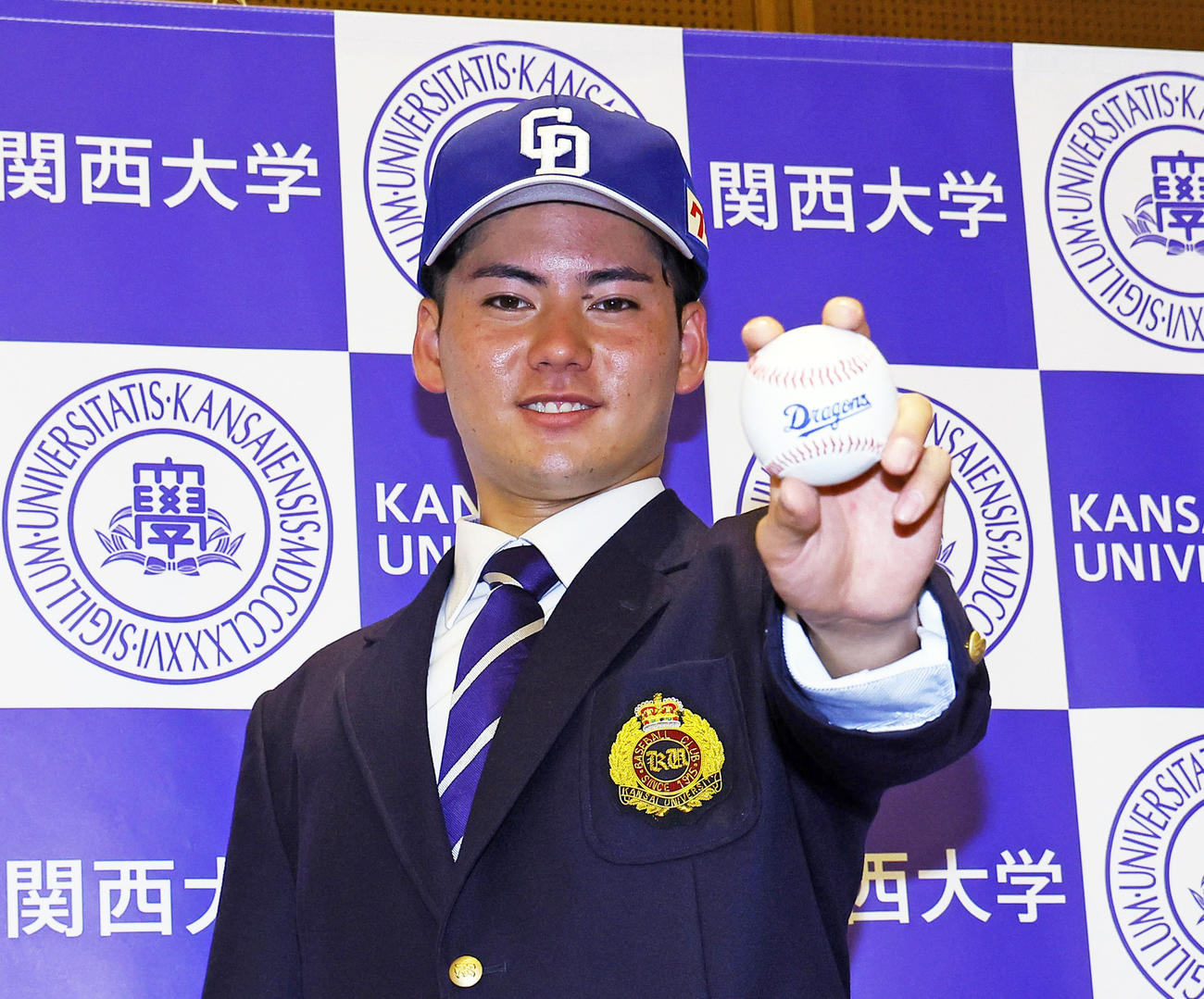 中日から1位指名を受け、ポーズをとる関大・金丸（2024年10月24日撮影）