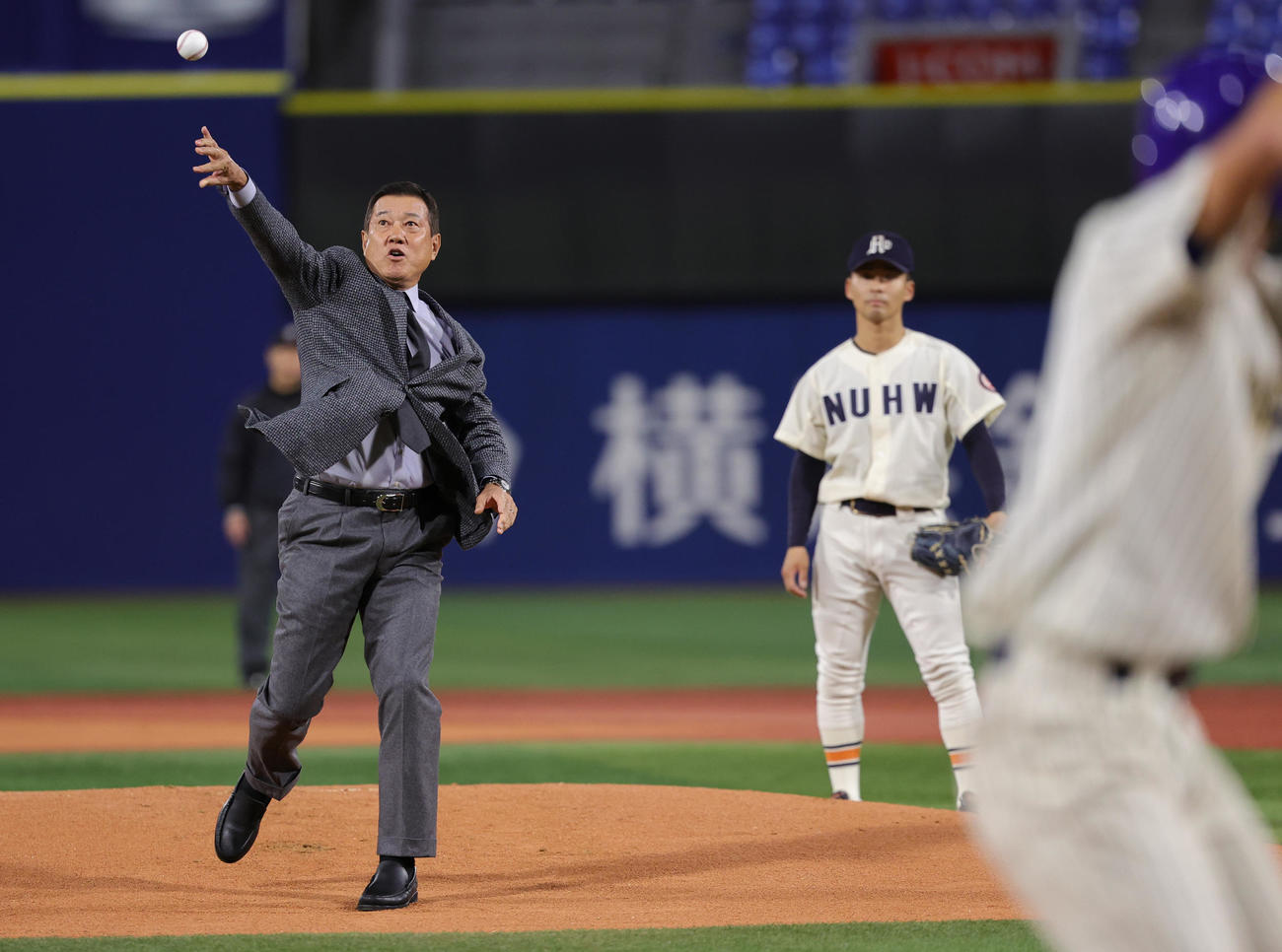 中央学院大対新潟医療福祉大　始球式を行う原辰徳氏（撮影・野上伸悟）