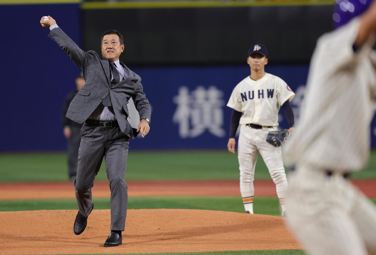 中央学院大対新潟医療福祉大　始球式を行う原辰徳氏（撮影・野上伸悟）