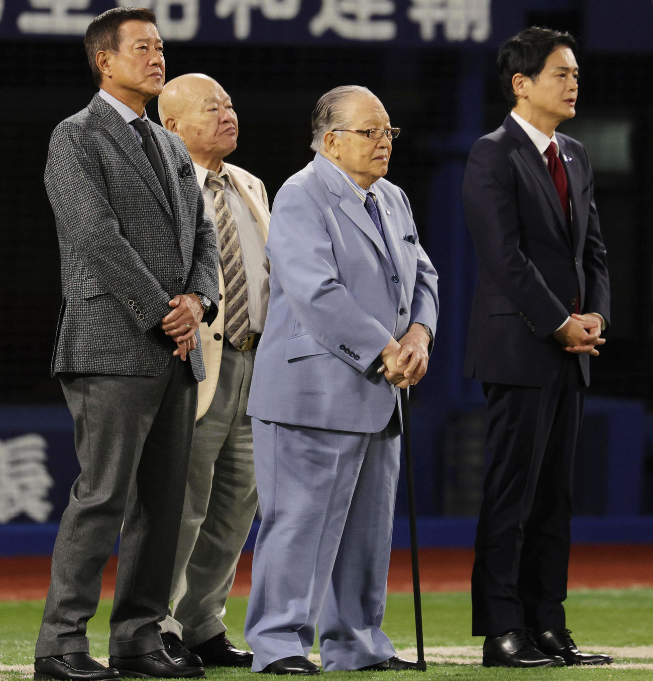 開会式に参列する、左から原辰徳氏、大会委員長の佐々木正雄氏、神奈川県野球協議会の藤木幸夫会長、山中竹春横浜市長（撮影・野上伸悟）
