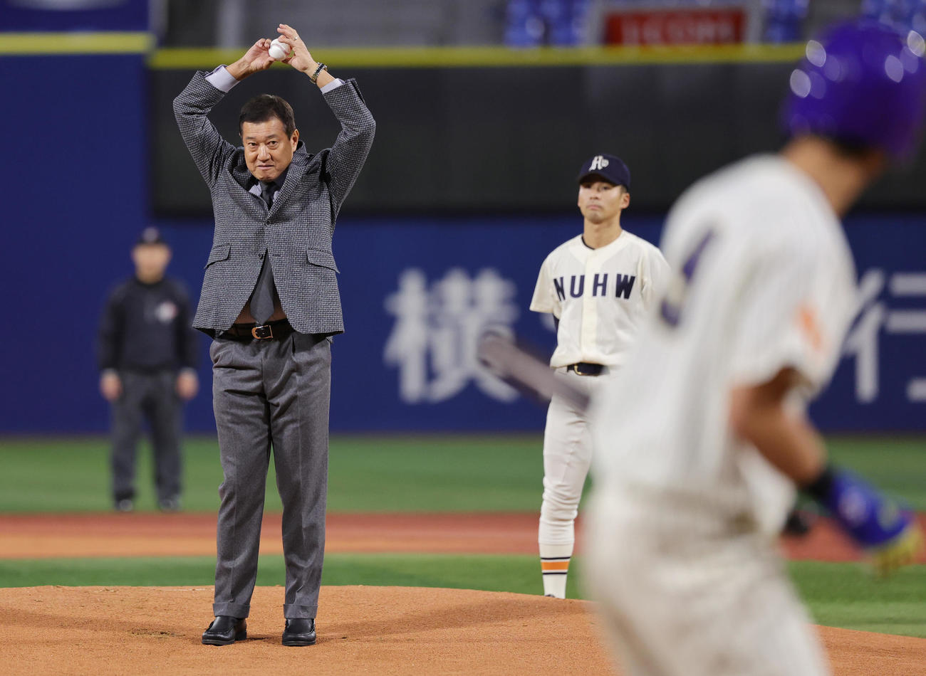 中央学院大対新潟医療福祉大　始球式を行う原辰徳氏（撮影・野上伸悟）