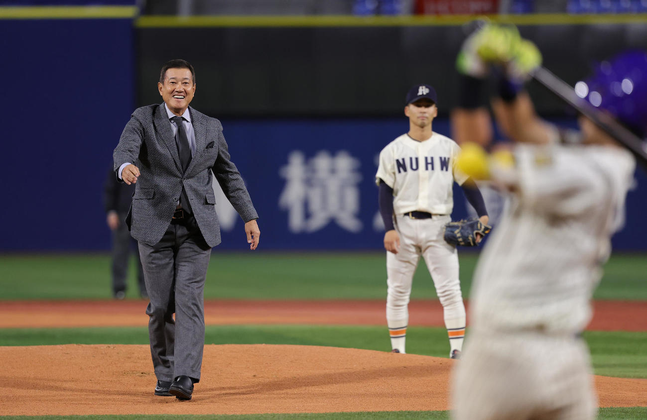 中央学院大対新潟医療福祉大　始球式を終え笑顔を見せる原辰徳氏（撮影・野上伸悟）