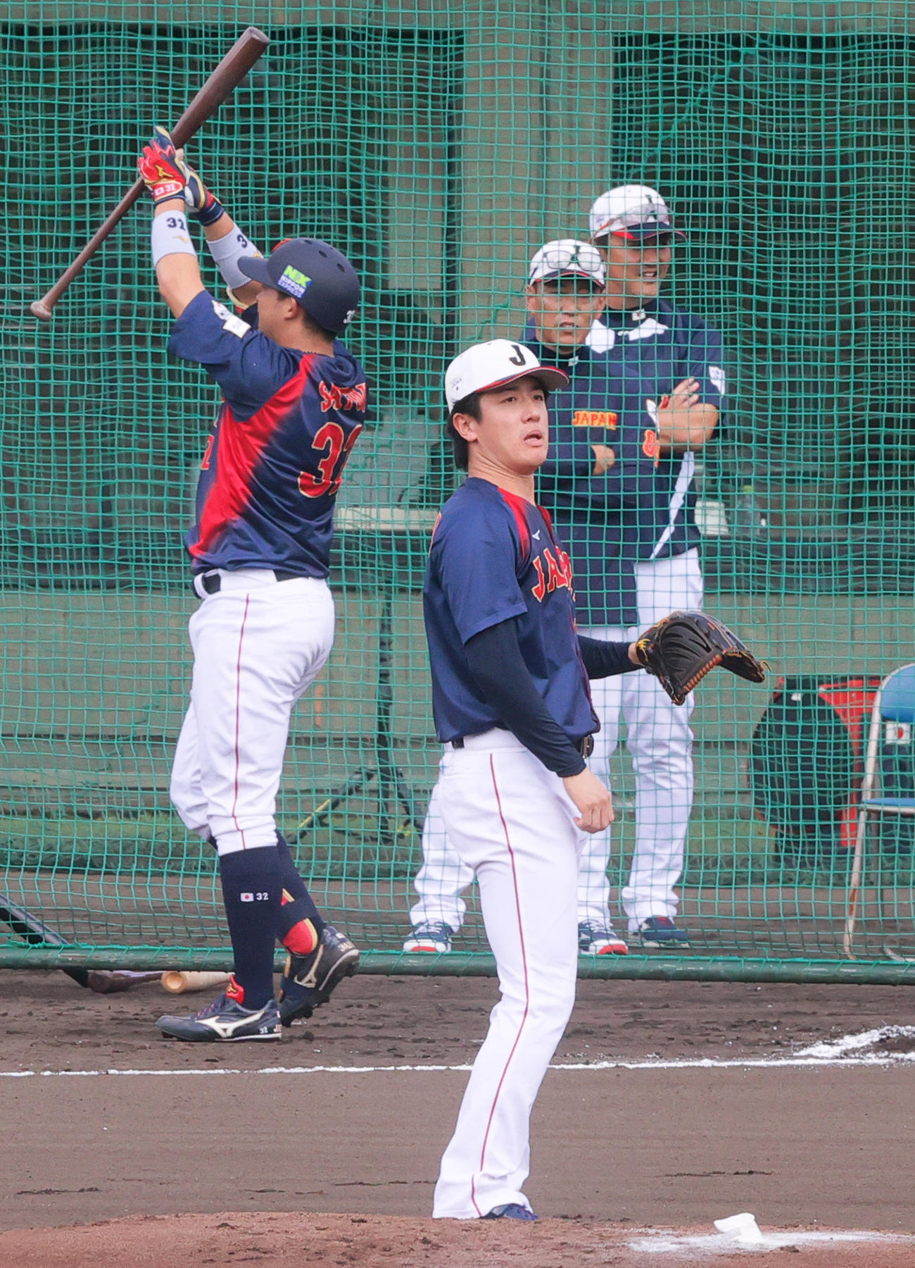 ライブBPで日本ハム北山（手前）はロッテ佐藤を左飛に仕留める。右から2人目は井端監督（撮影・上山淳一）