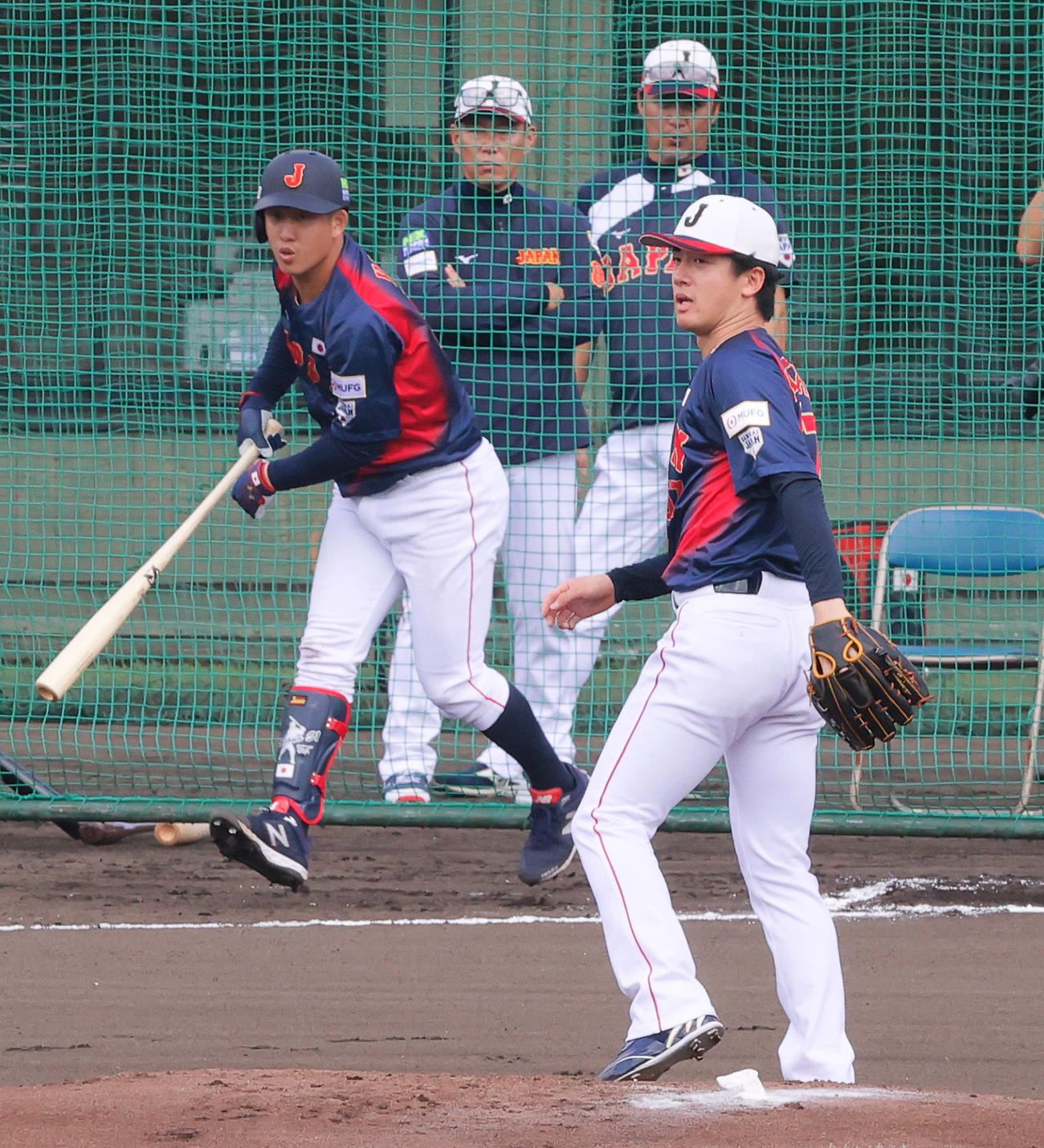ライブBPで日本ハム北山（手前）は広島小園を二ゴロに仕留める。左から2人目は井端監督（撮影・上山淳一）