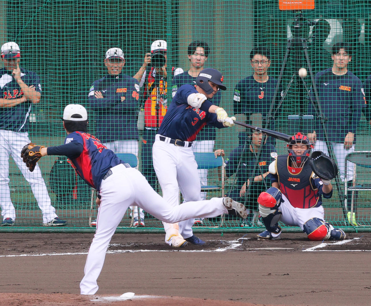 ライブBPで日本ハム北山（手前）に、中飛に打ち取られた日本ハム清宮。左から2人目は井端監督（撮影・上山淳一）