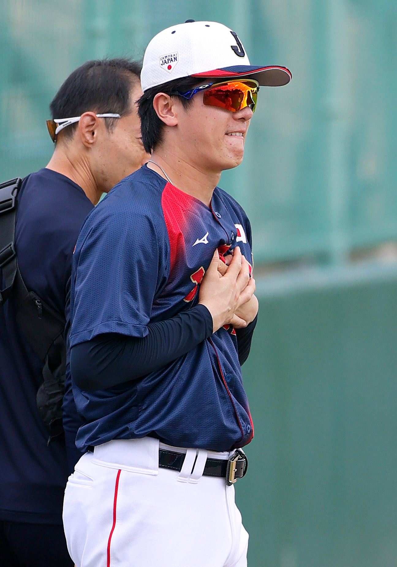 日本ハム北山はキャッチボールで胸を強打し痛がる（撮影・上山淳一）