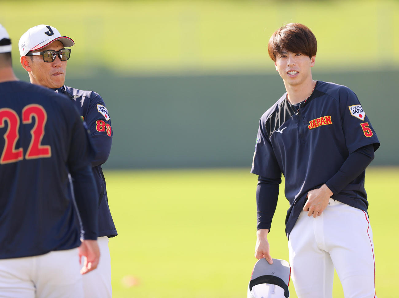 井端監督の話を聞く日本ハム五十幡（撮影・上山淳一）