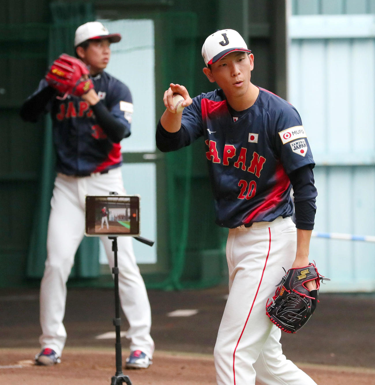 ブルペンで投球する巨人戸郷（手前）と阪神才木（撮影・上山淳一）