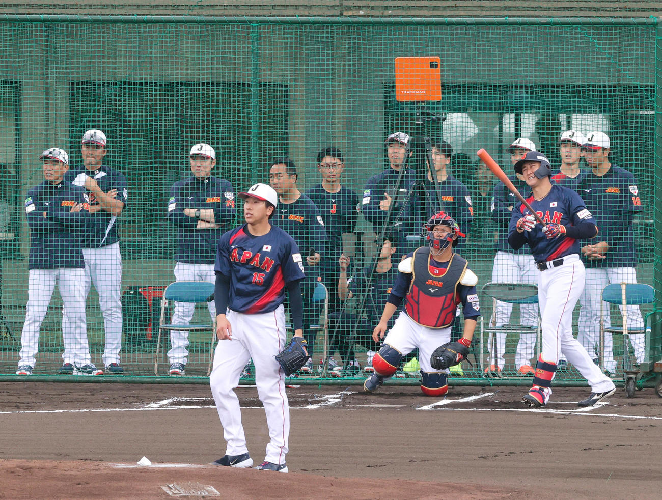 ライブBPで巨人大勢はオリックス紅林を右飛に仕留める。左は井端監督（撮影・上山淳一）