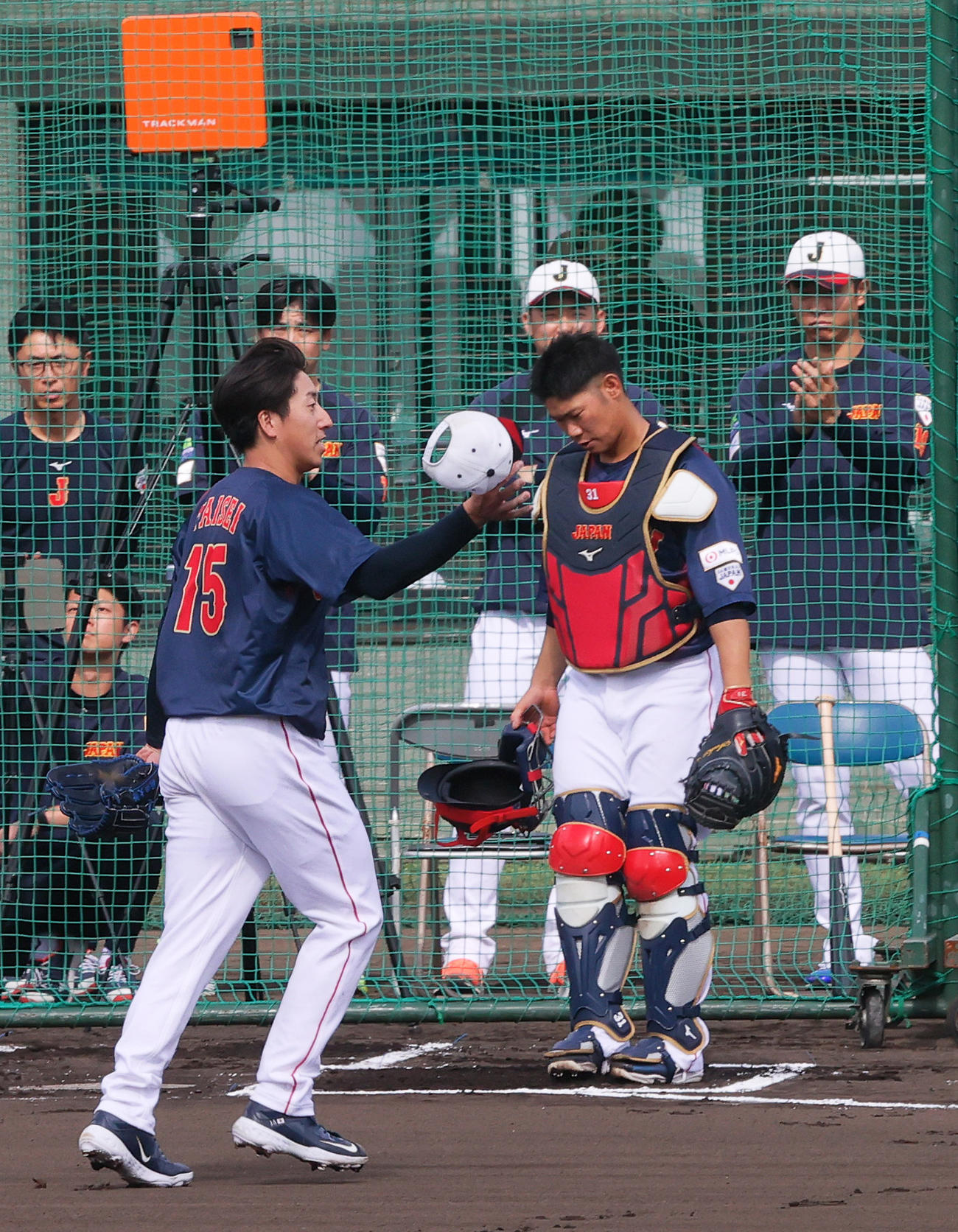 ライブBPで好投した巨人大勢（手前）は祝福を受け帽子を取って応える（撮影・上山淳一）