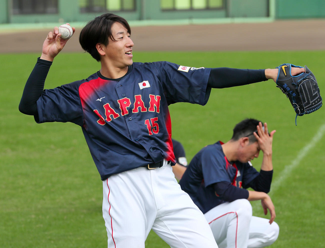 ライブBPで登板を終え笑顔でキャッチボールする巨人大勢（撮影・上山淳一）