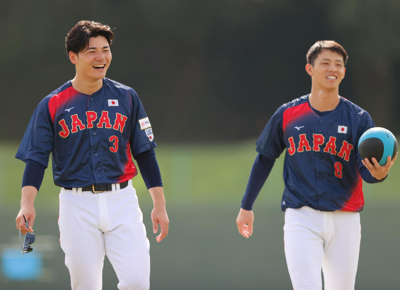 コンディショニングで笑顔を見せる日本ハム清宮（左）と楽天辰己（撮影・上山淳一）