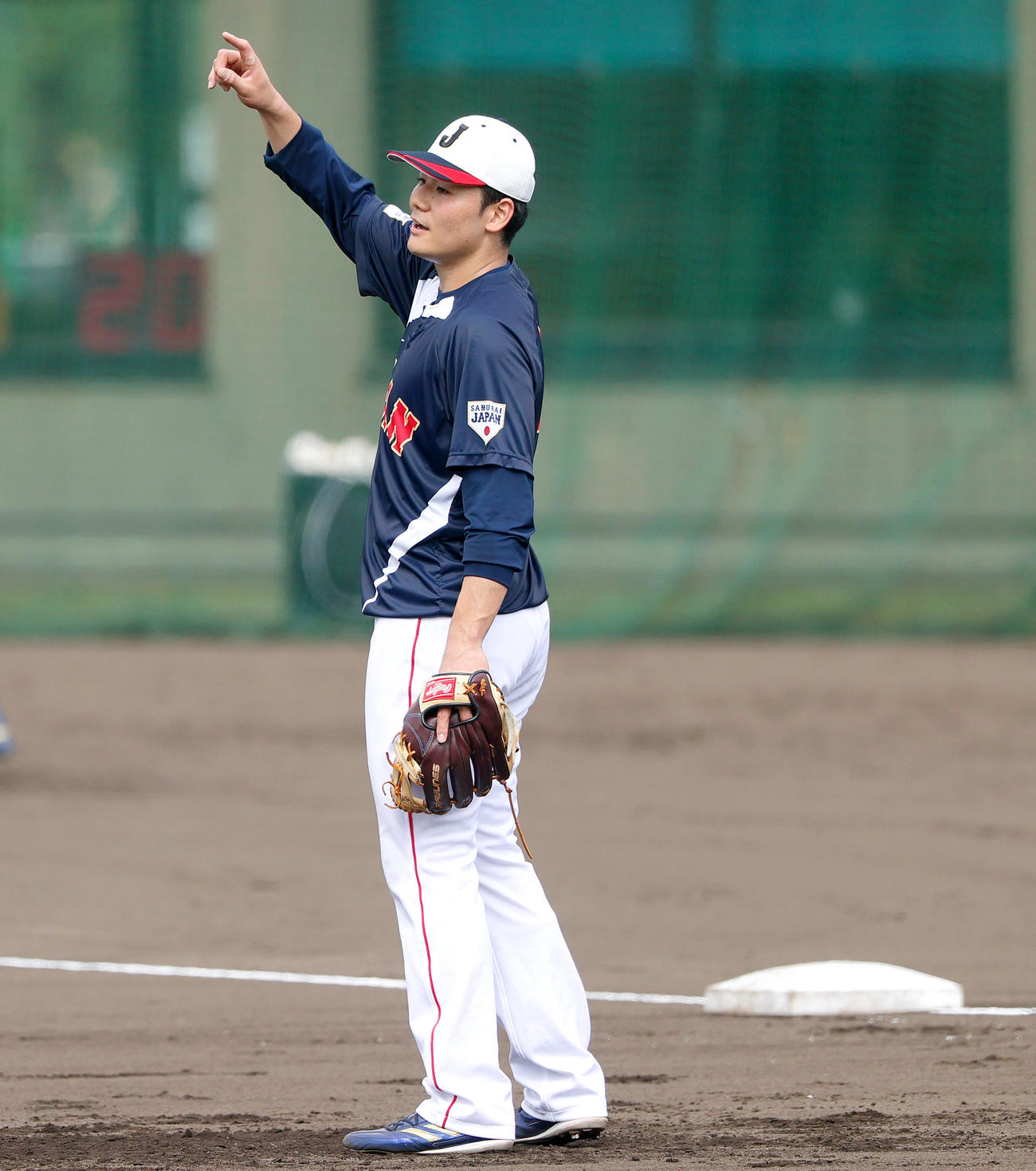 三塁でノックを受ける本ハム清宮（撮影・上山淳一）