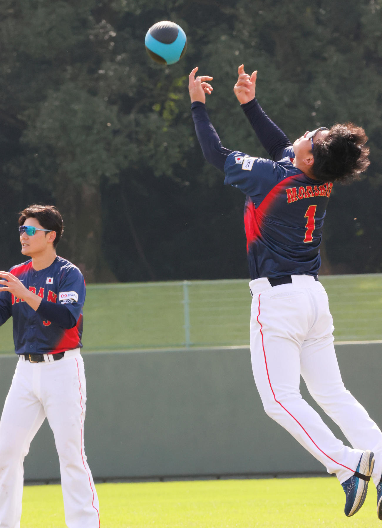 トレーニングする阪神森下（右）と日本ハム清宮（撮影・上山淳一）