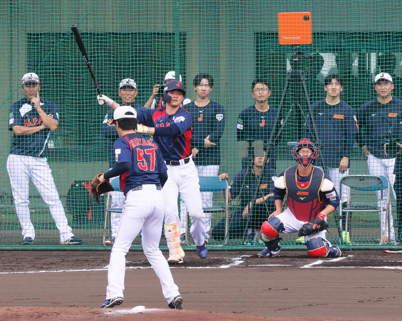 ライブBPで日本ハム北山（手前）に、中飛に打ち取られた日本ハム清宮。左から2人目は井端監督（撮影・上山淳一）