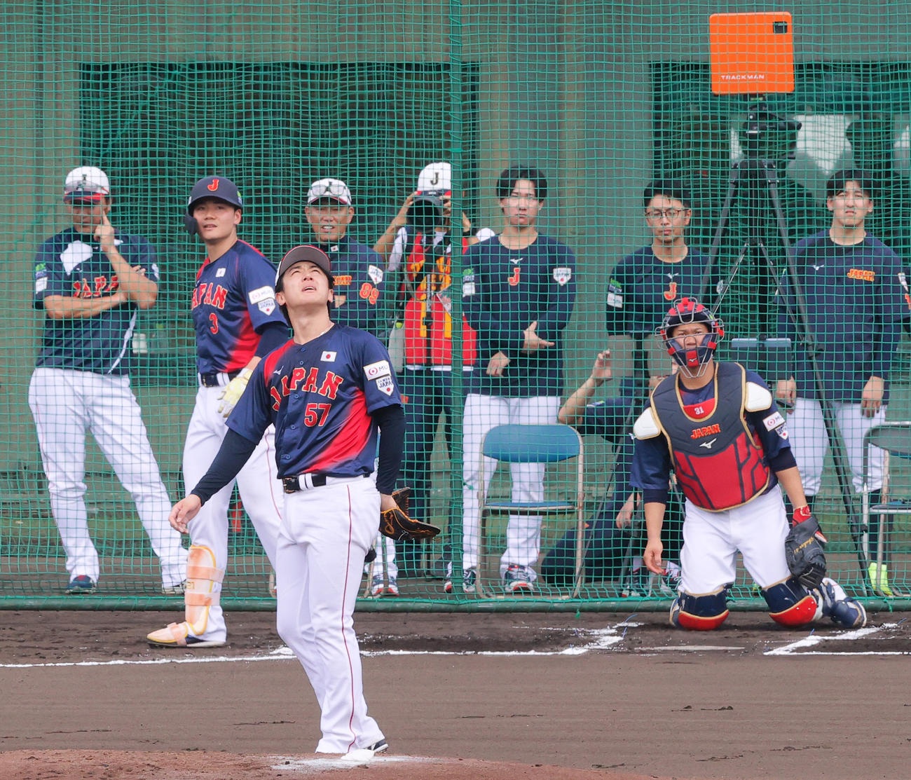 ライブBPで日本ハム北山（手前）は日本ハム清宮（左から2人目）を中飛に仕留める。左から3人目は井端監督（撮影・上山淳一）