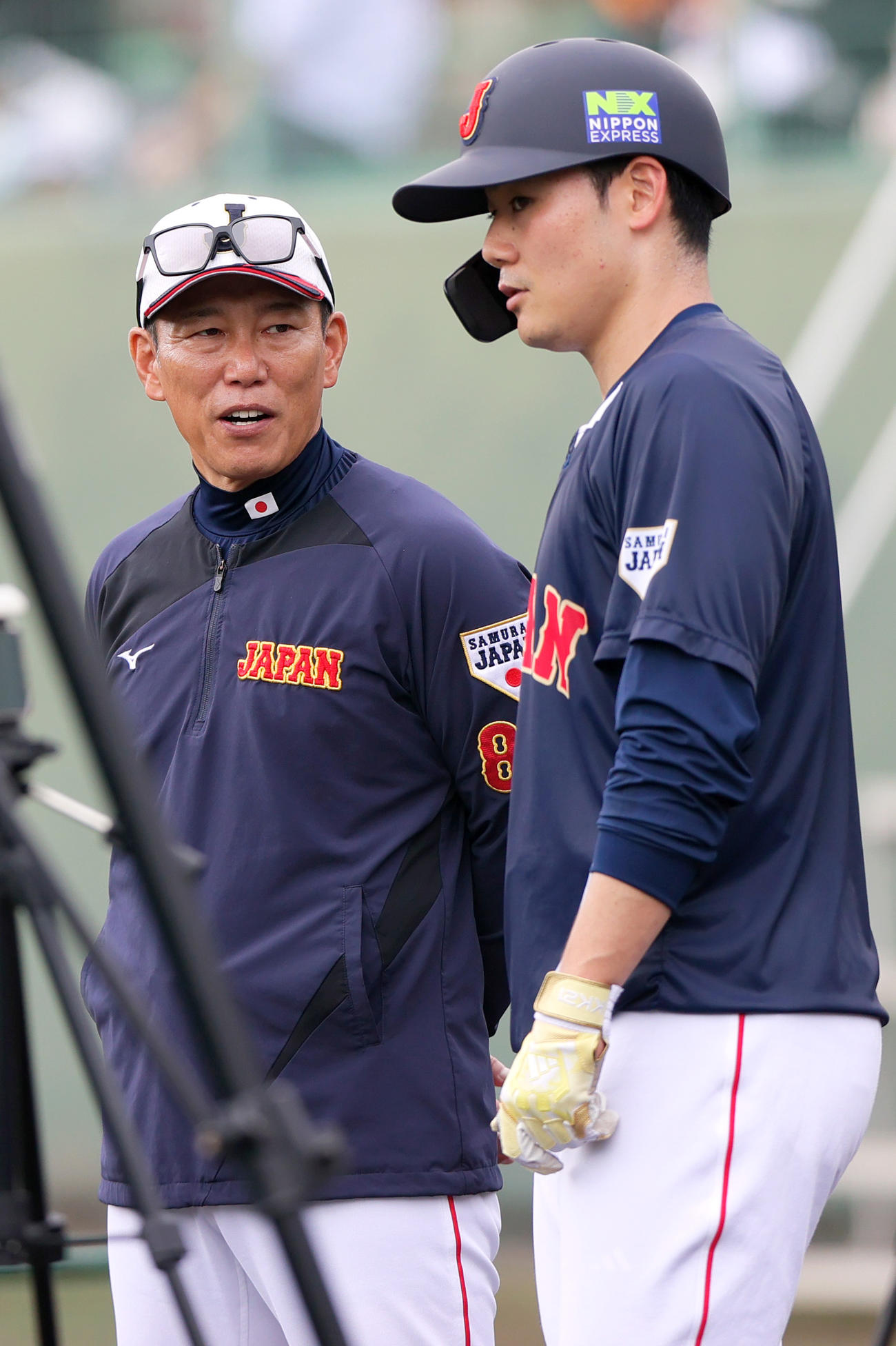 日本ハム清宮（右）と話す井端監督（撮影・上山淳一）