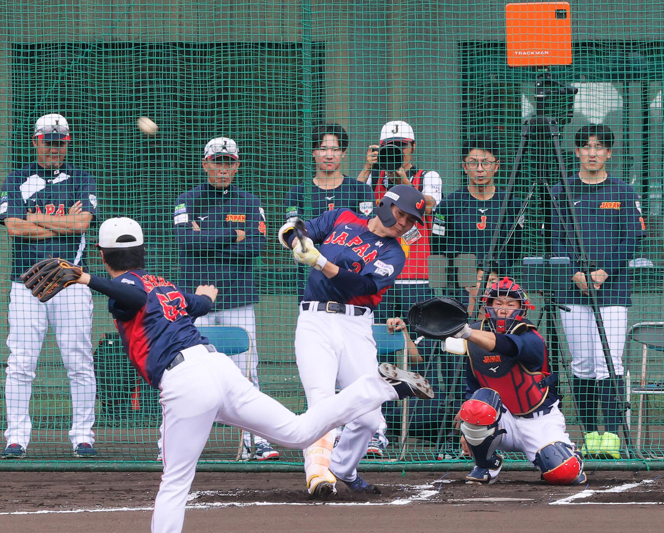 ライブBPで日本ハム清宮は日本ハム北山（手前）から強烈な打球を放つがファウル。左から2人目は井端監督（撮影・上山淳一）