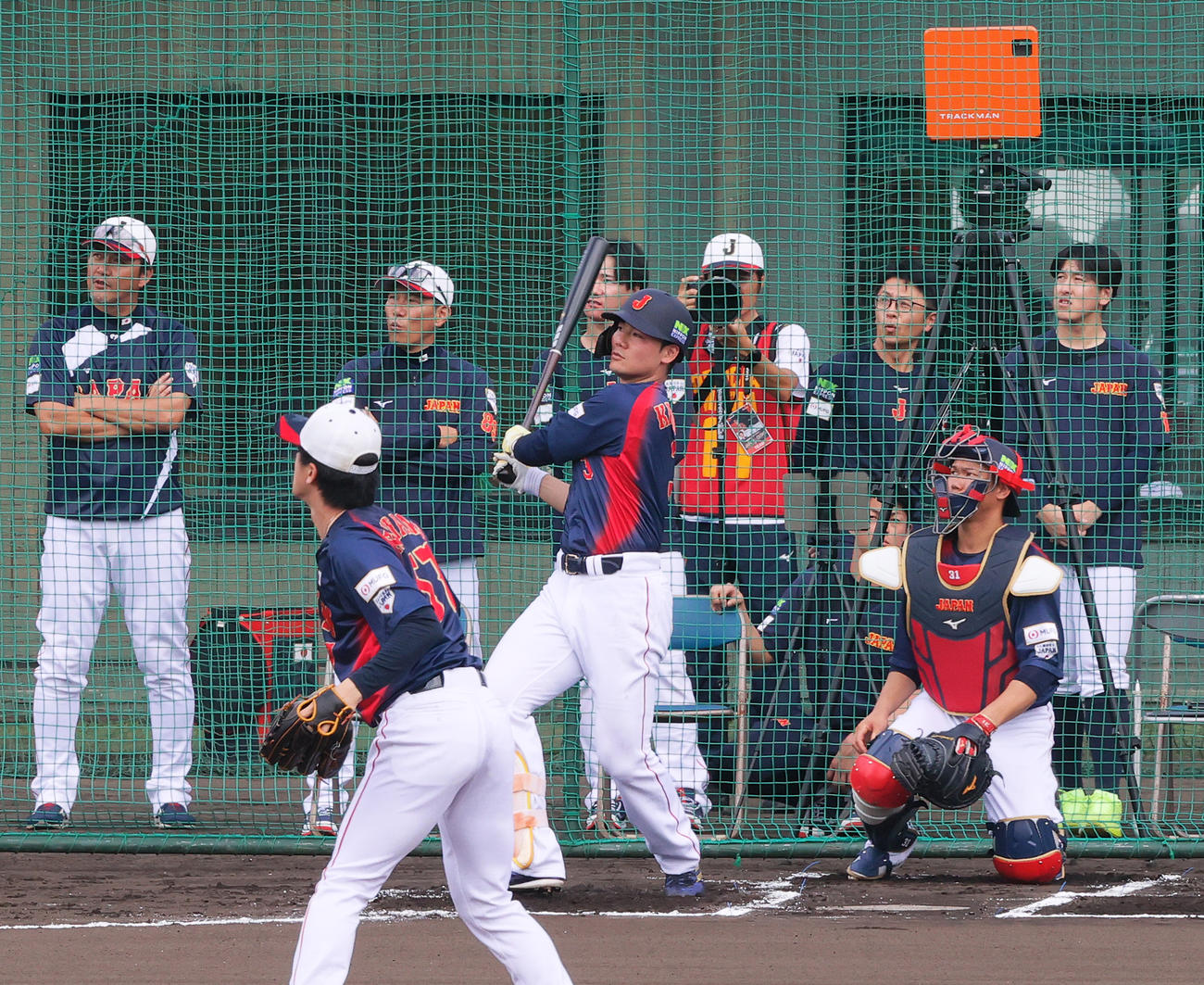 ライブBPで日本ハム清宮は日本ハム北山（手前）から強烈な打球を放つがファウル。左から2人目は井端監督（撮影・上山淳一）