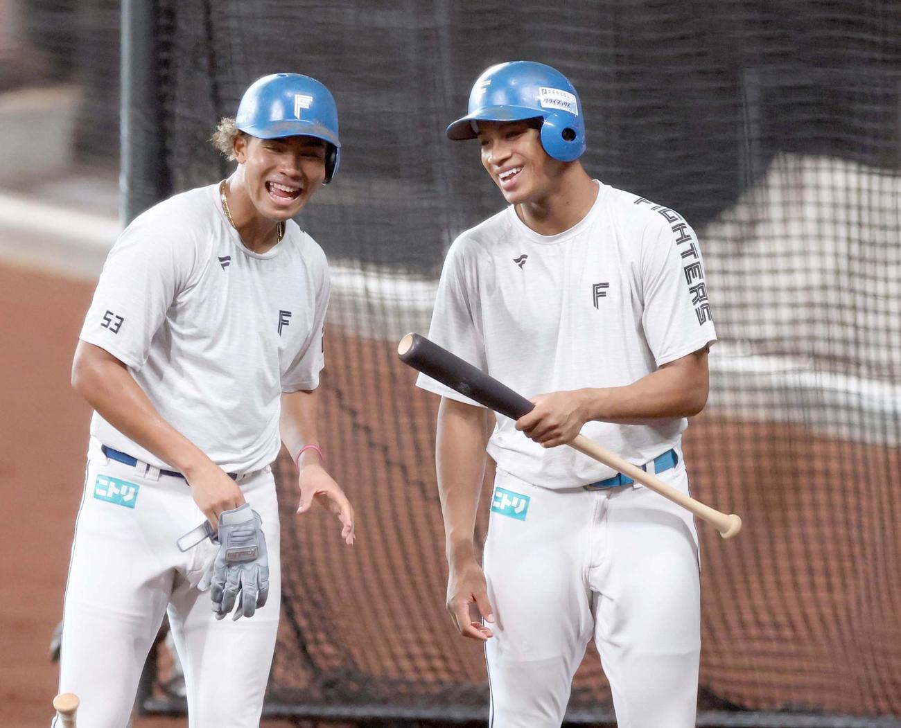 練習中、笑顔で水谷（左）と話す日本ハム万波（撮影・黒川智章）