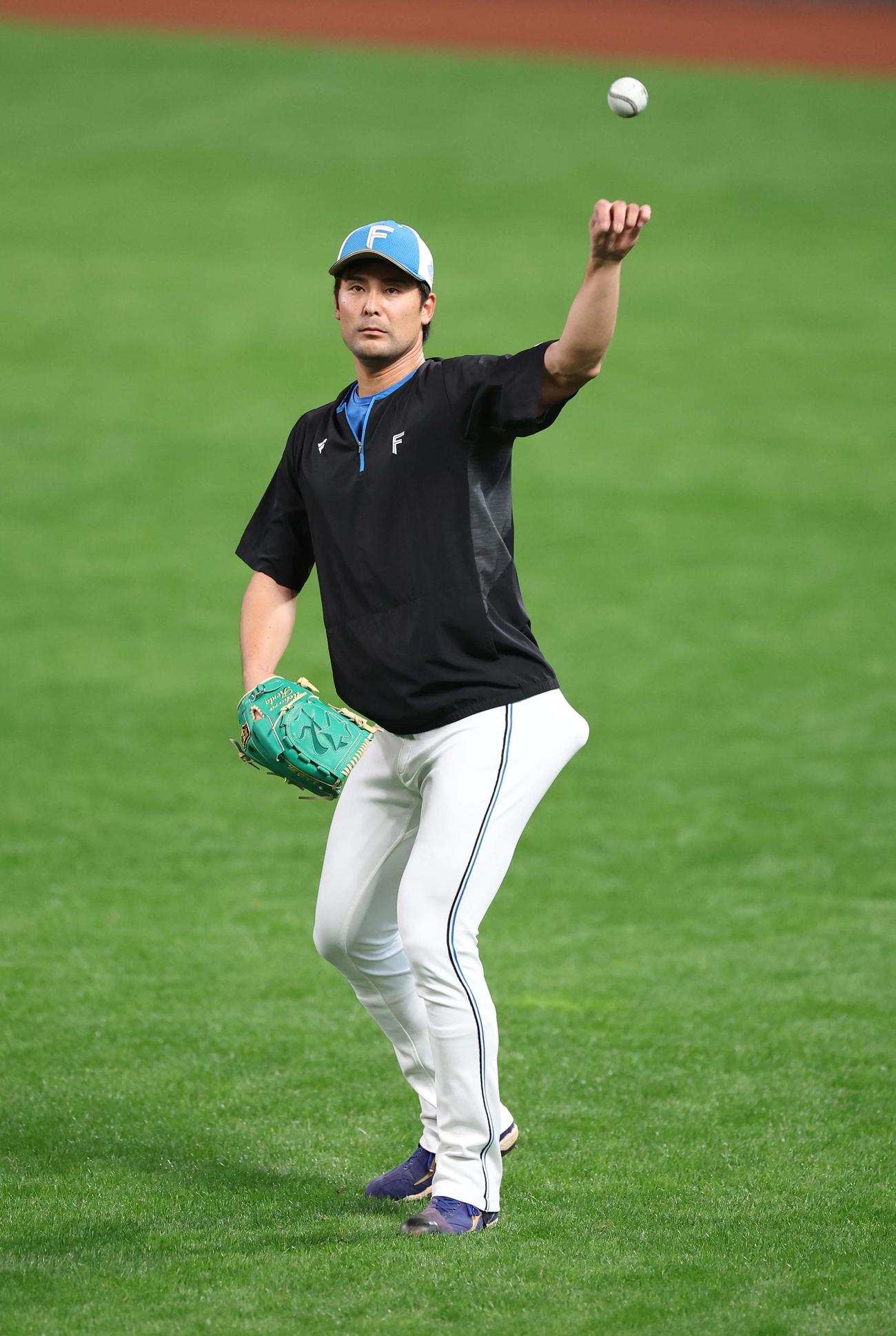 キャッチボールする日本ハム上原（撮影・黒川智章）
