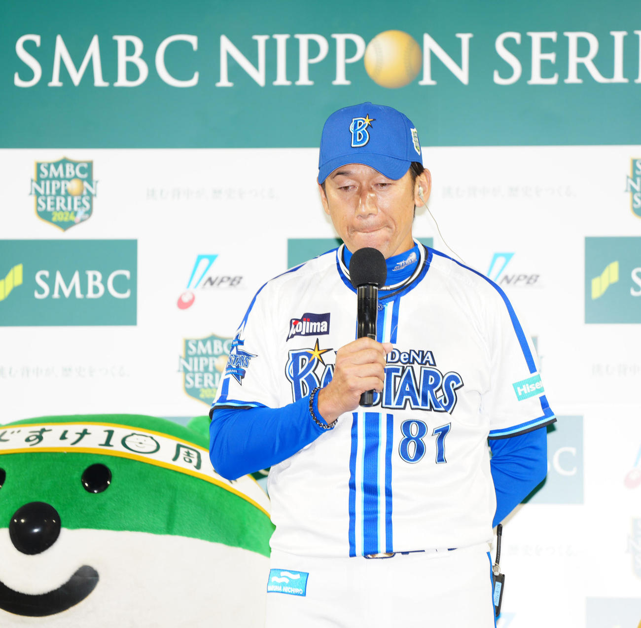 DeNA対ソフトバンク　優勝インタビューを受けるDeNA三浦監督（撮影・江口和貴）