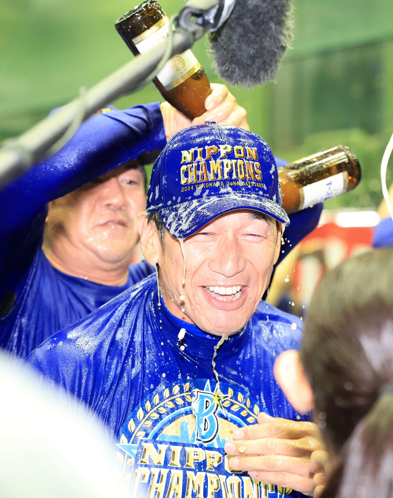 DeNA祝勝会で、ビールを浴びる三浦監督