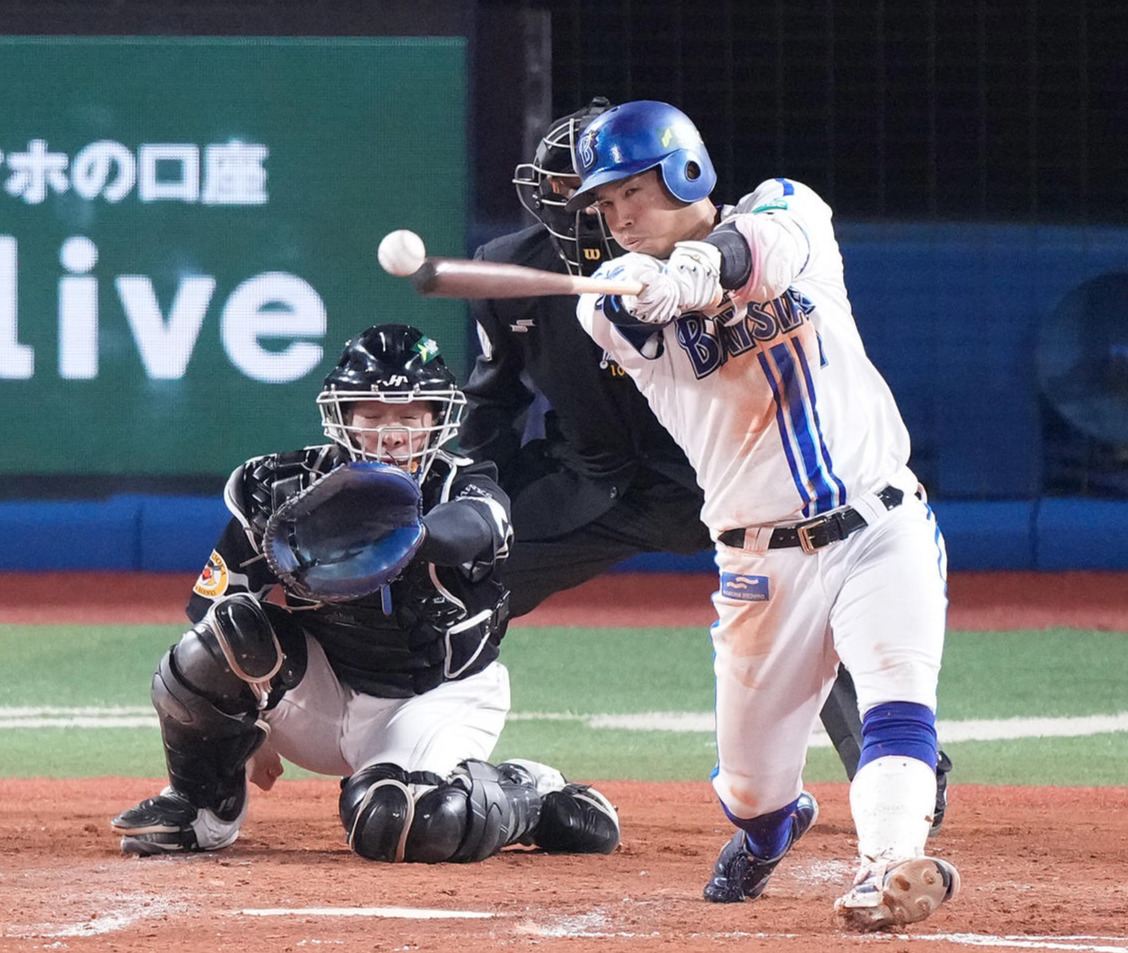 DeNA対ソフトバンク　4回裏DeNA無死、左前打を放つ桑原（撮影・鈴木みどり）