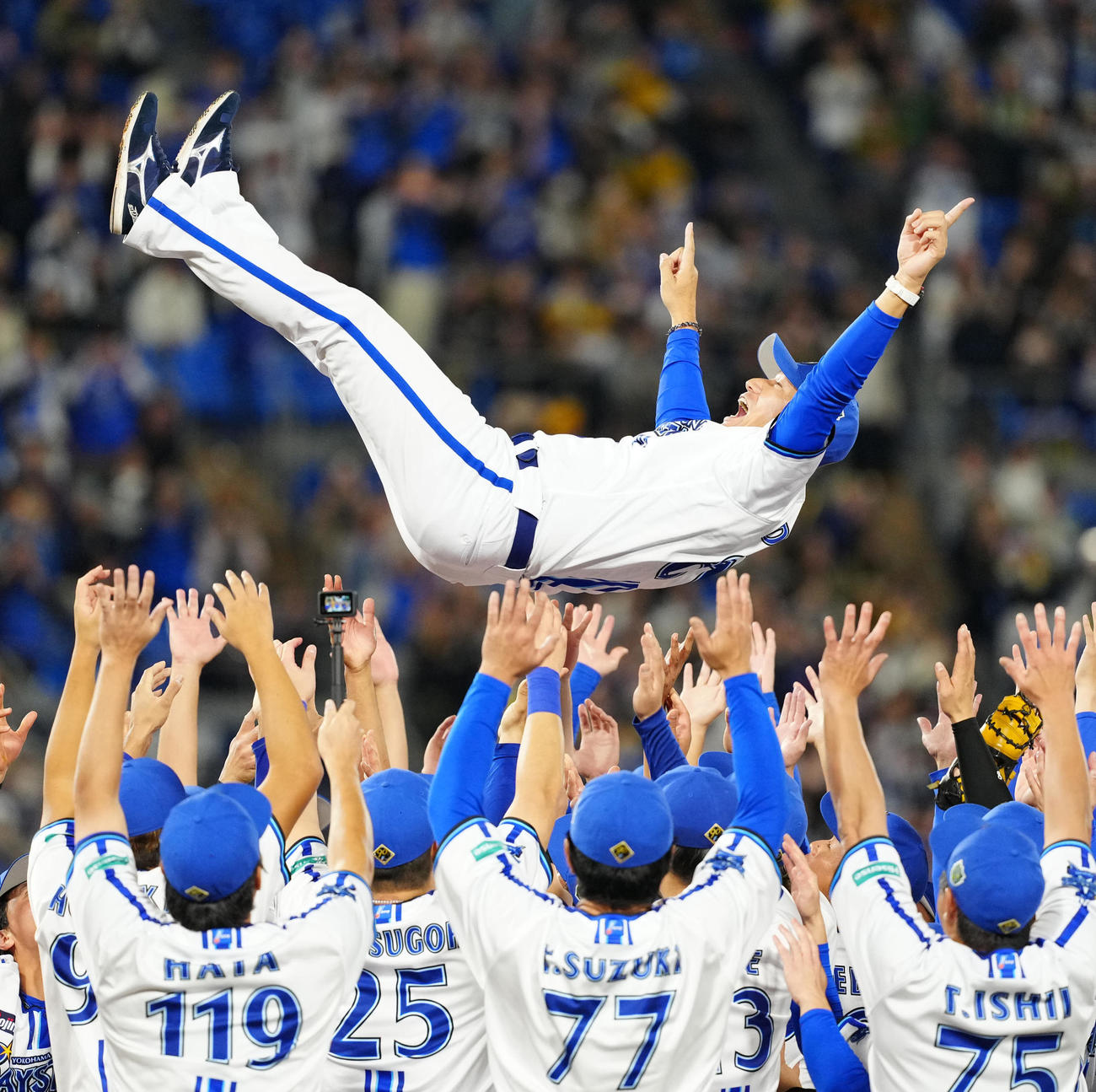 DeNA対ソフトバンク　日本一となり胴上げされるDeNA三浦監督（撮影・江口和貴）