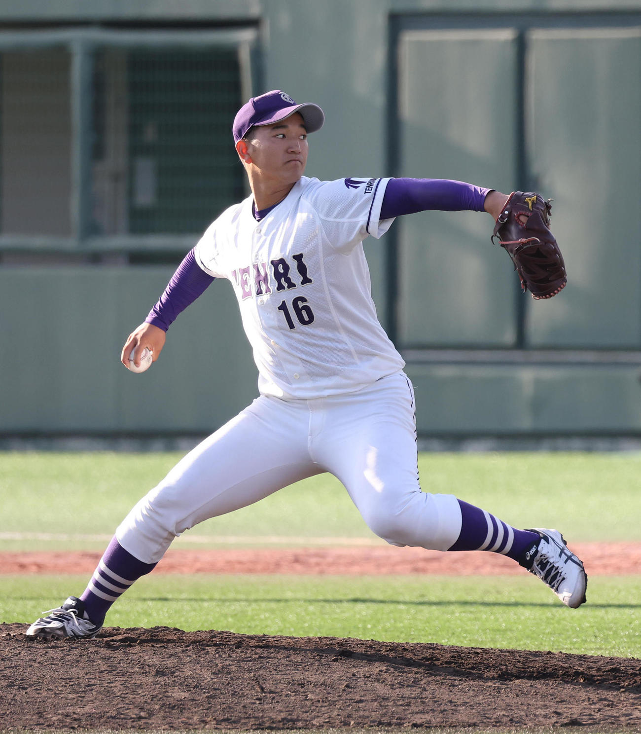 大商大対天理大　大商大戦に3番手で力投する天理大・藤田（撮影・白石智彦）