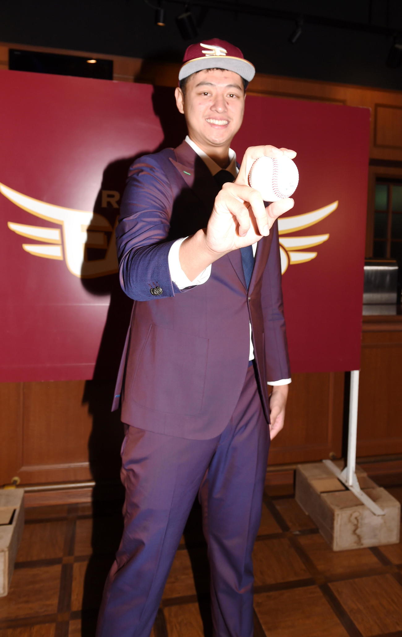楽天の入団会見に臨んだ台湾出身の蕭齊（撮影・山田愛斗）