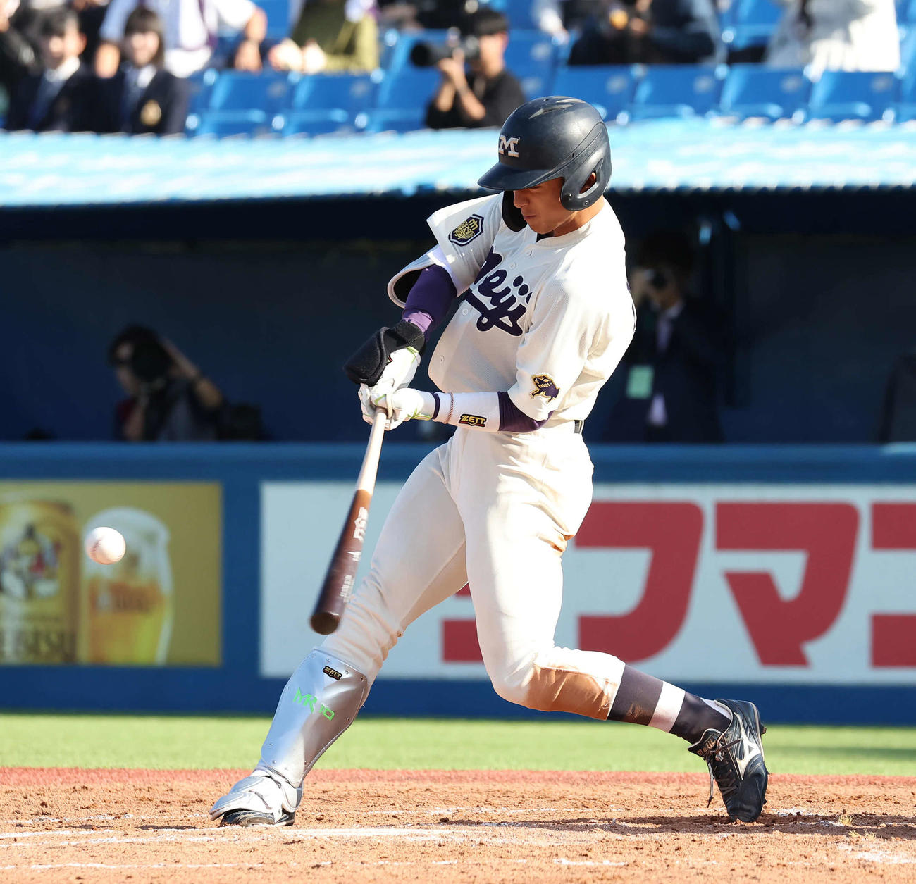 法大対明大　4回裏明大無死一塁、宗山は中越えに適時二塁打を放つ（撮影・丹羽敏通）