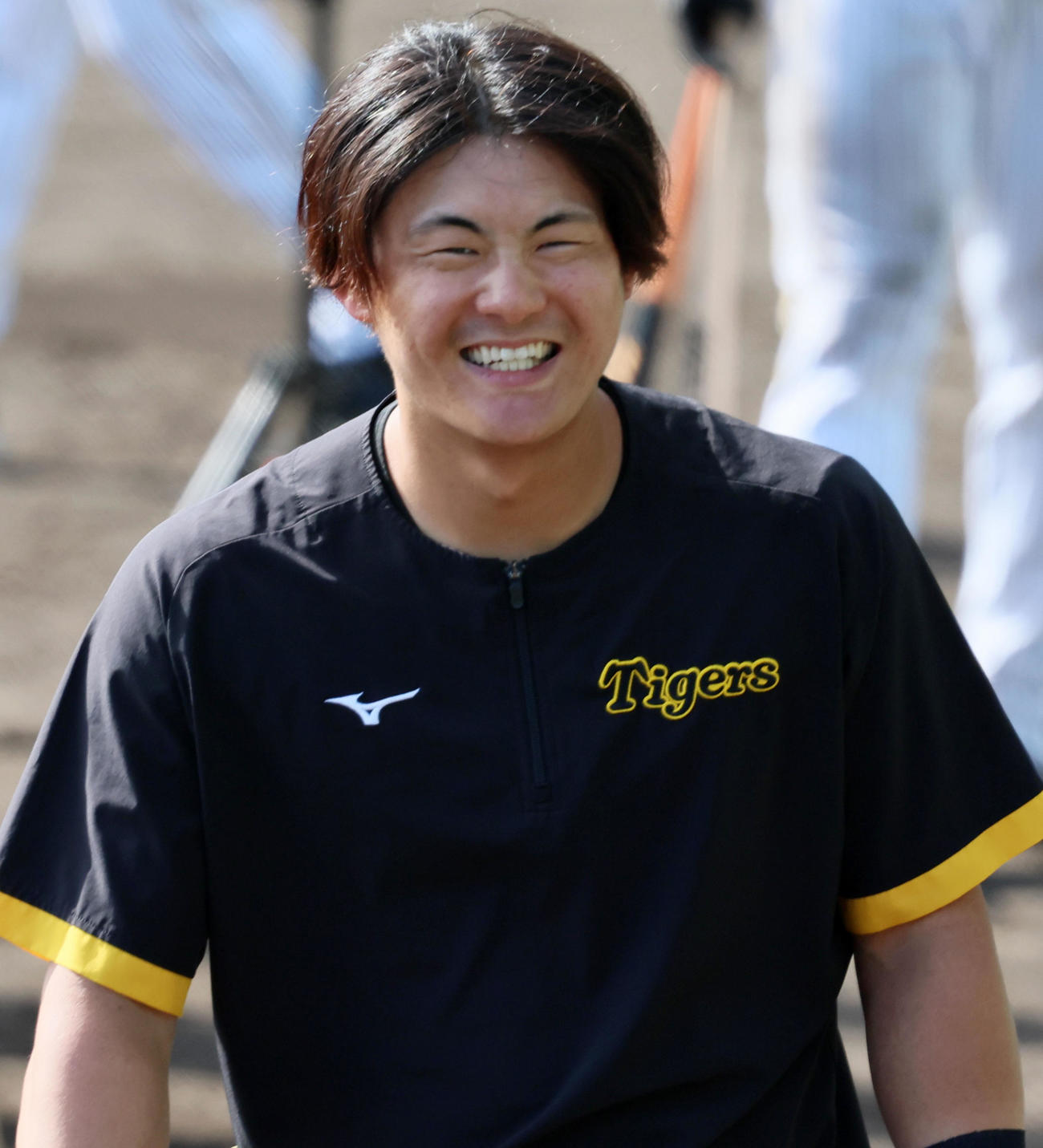 練習中に笑顔を見せる前川（撮影・加藤哉）