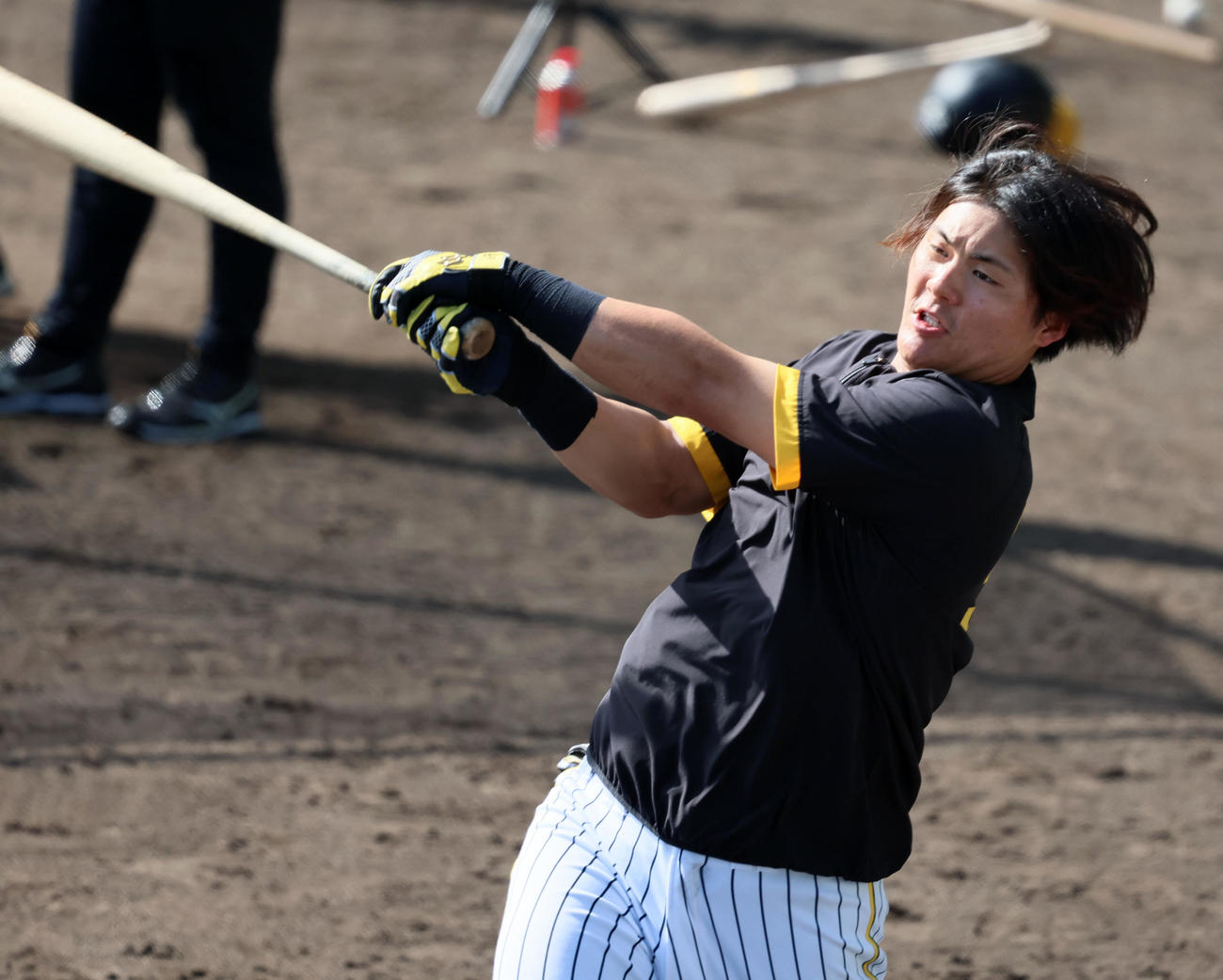 ロングティー打撃で打球を飛ばす前川（撮影・加藤哉）